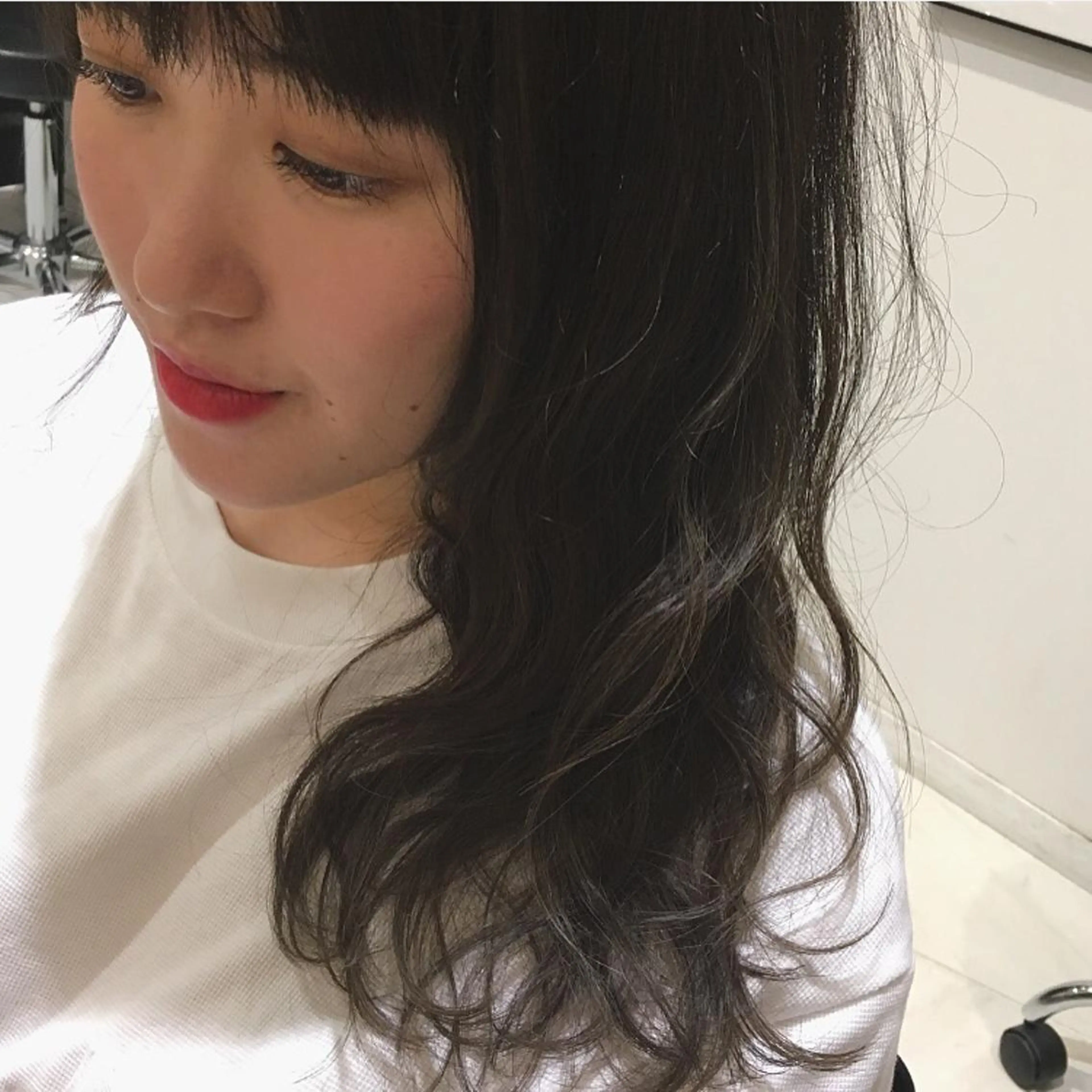 セミロング カラー ヘアカラー 荒木 依莉亜のヘアスタイル