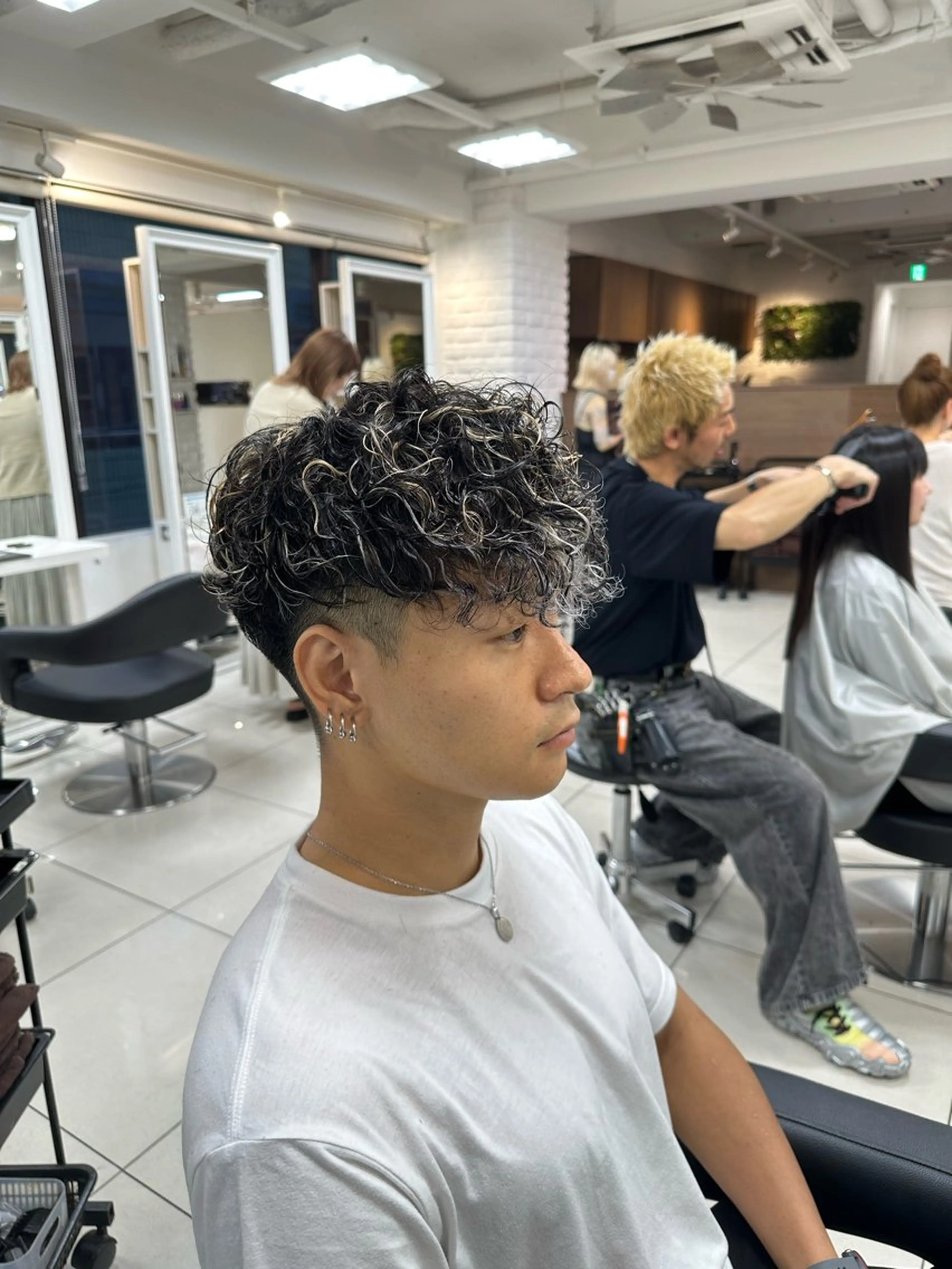 ショート カラー パーマ メンズ メンズハイライト スペインカール ハイライトカラー ハイライト カット ヘアカラー パーマ フェザーパーマ職人 🪶ryosukeのヘアスタイル