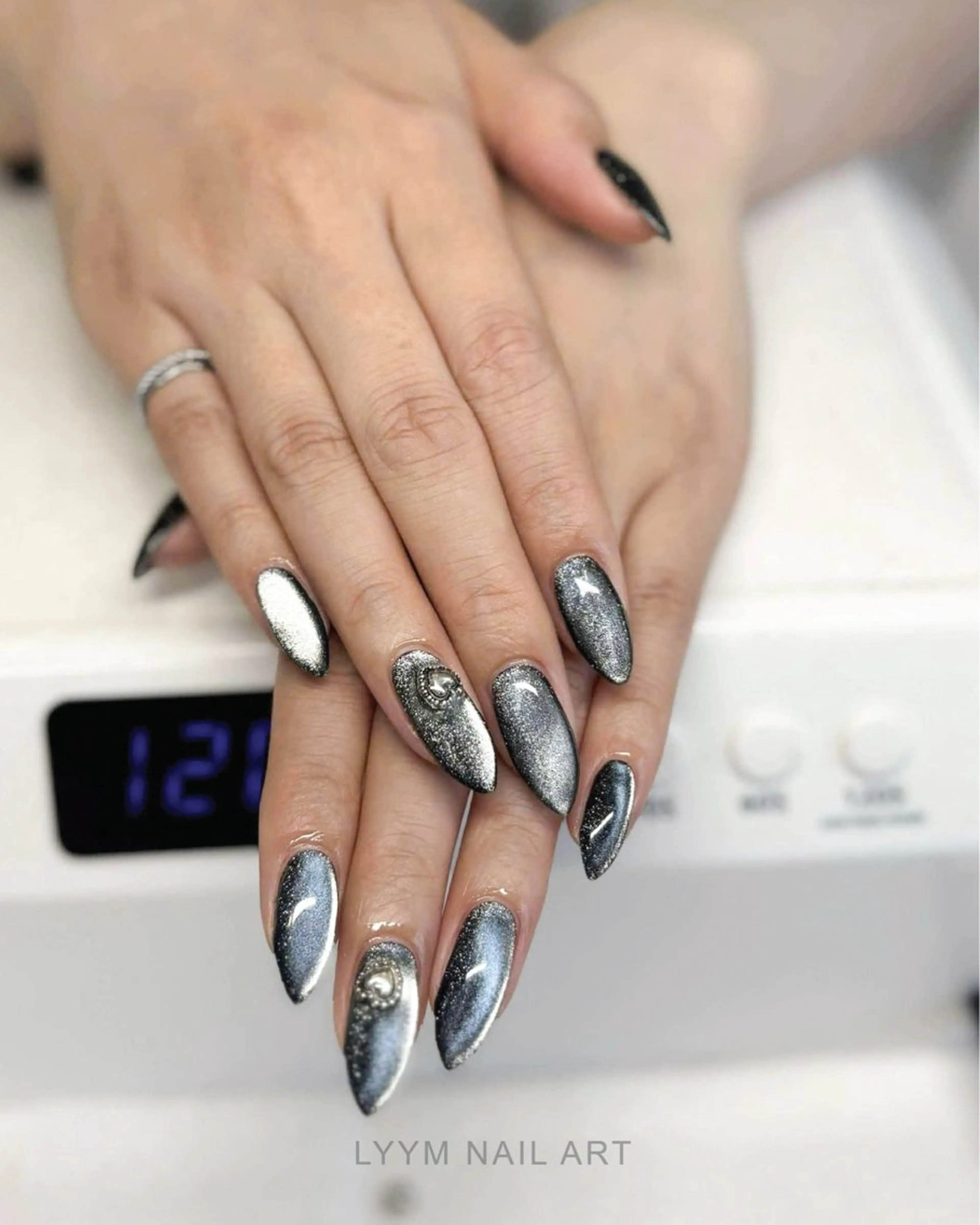 ネイル オーロラネイル 韓国ネイル マグネットネイル ミラーネイル ニュアンスネイル LYYM Salonのネイルデザイン