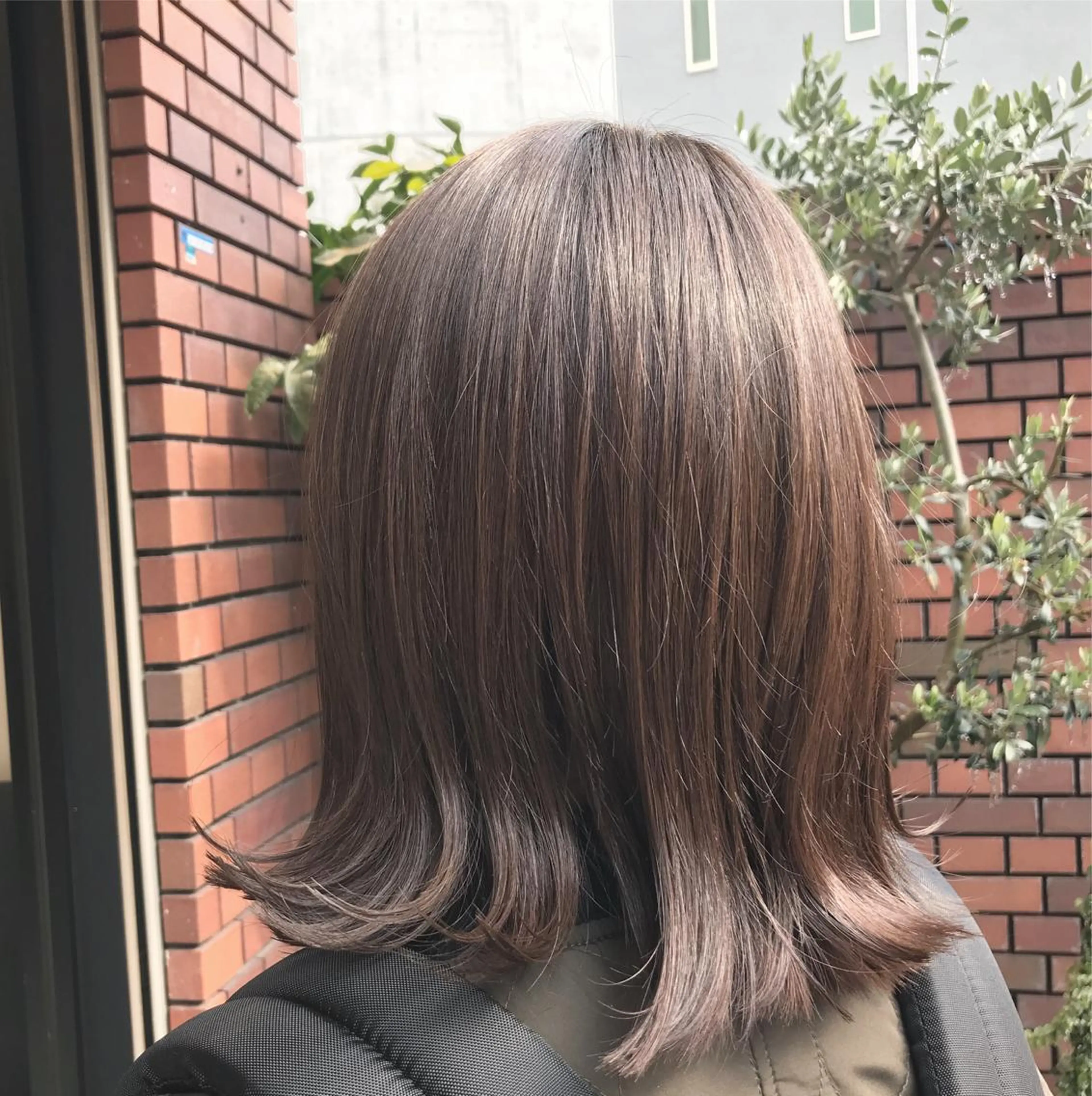 ショート カラー イルミナカラー ボブ 外ハネヘア エイト ウメダのヘアスタイル