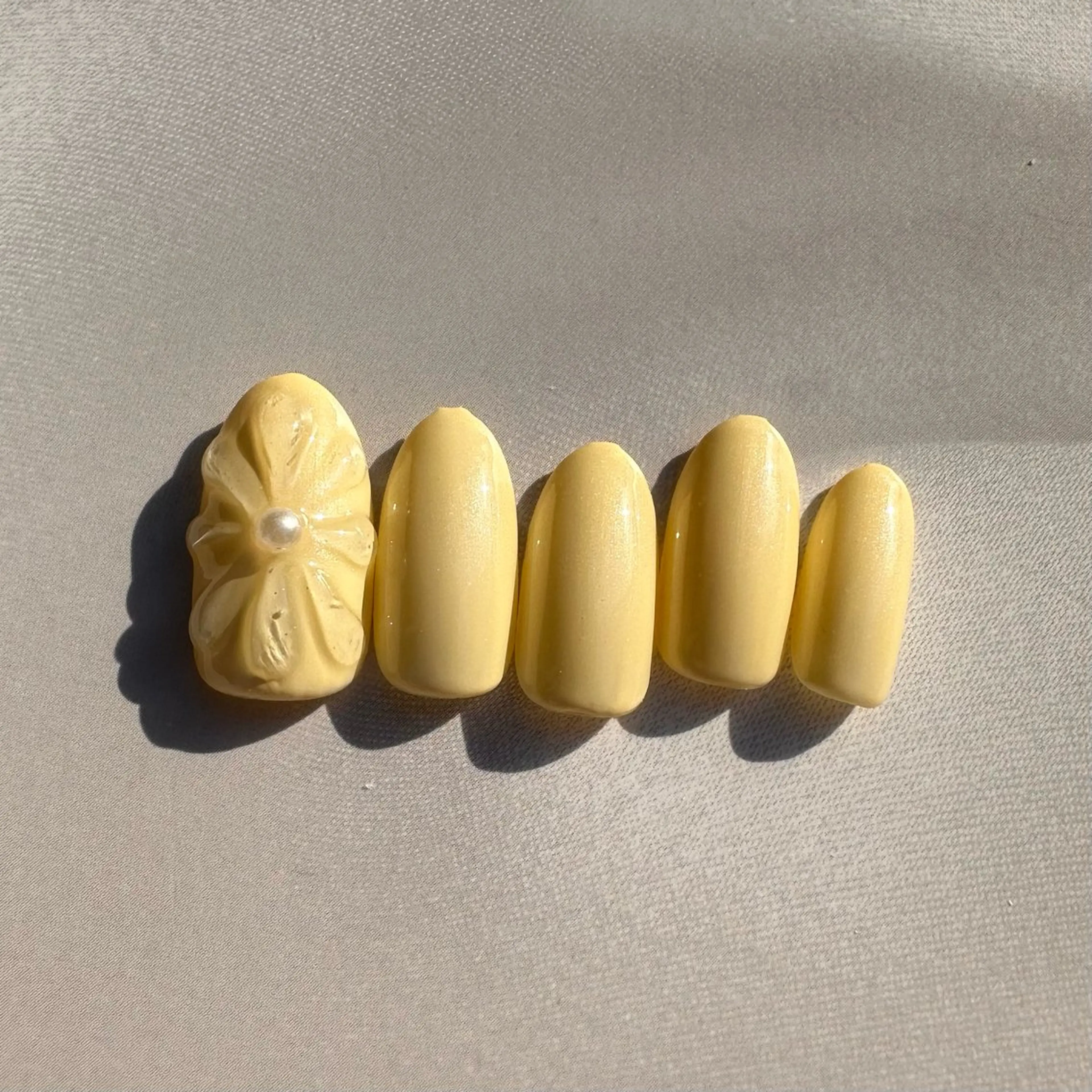 ネイル クリアネイル ぷっくりネイル シンプルネイル 黄色 ハンドネイル ハンドケア RaLa（ネイル&アイラッシュ）所属・🫧RaLa ⭐︎AYAKA🫧のネイルデザイン