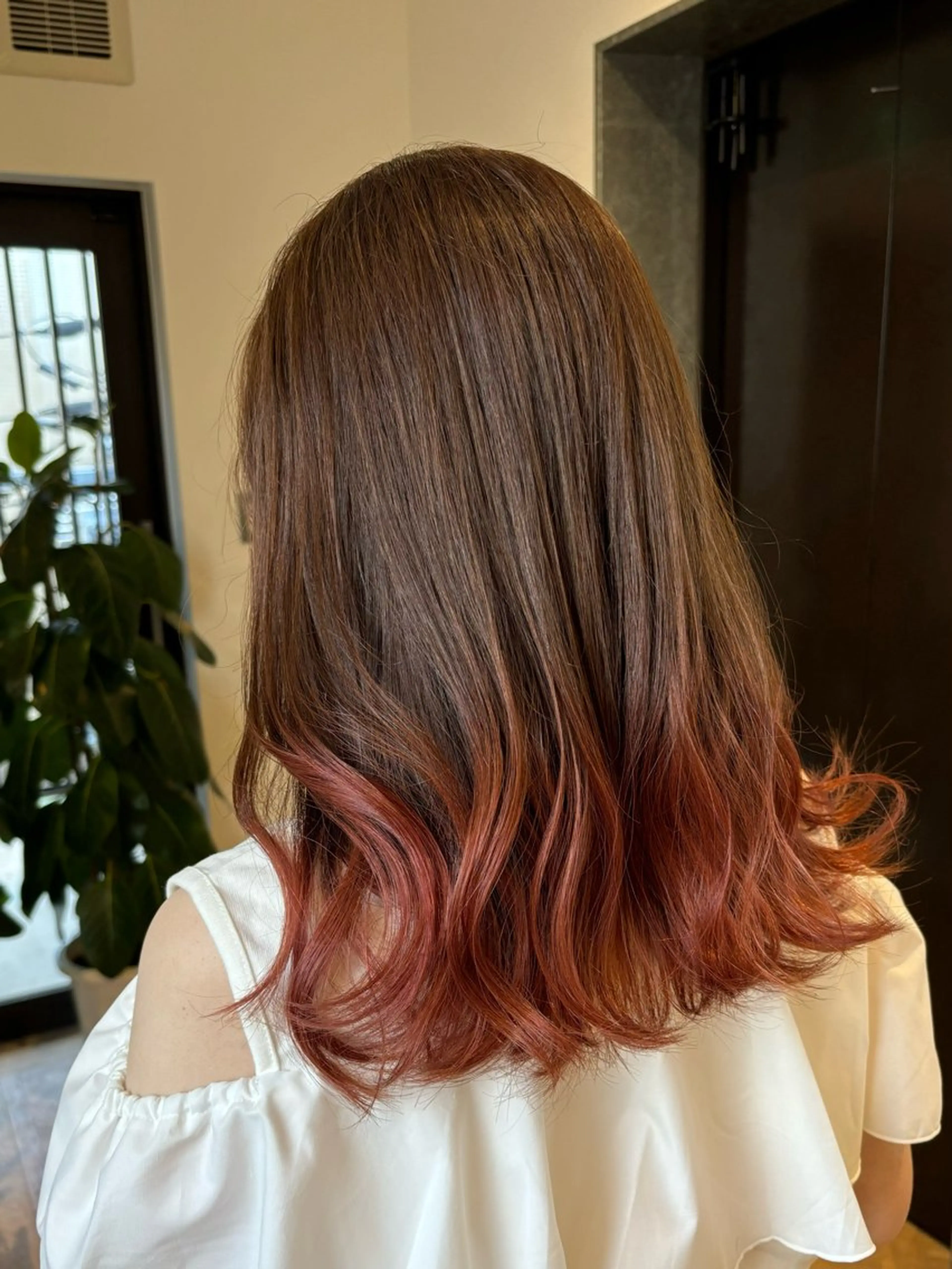 セミロング カラー グラデーションカラー オレンジ ピンクカラー 新實 ゆりあのヘアスタイル