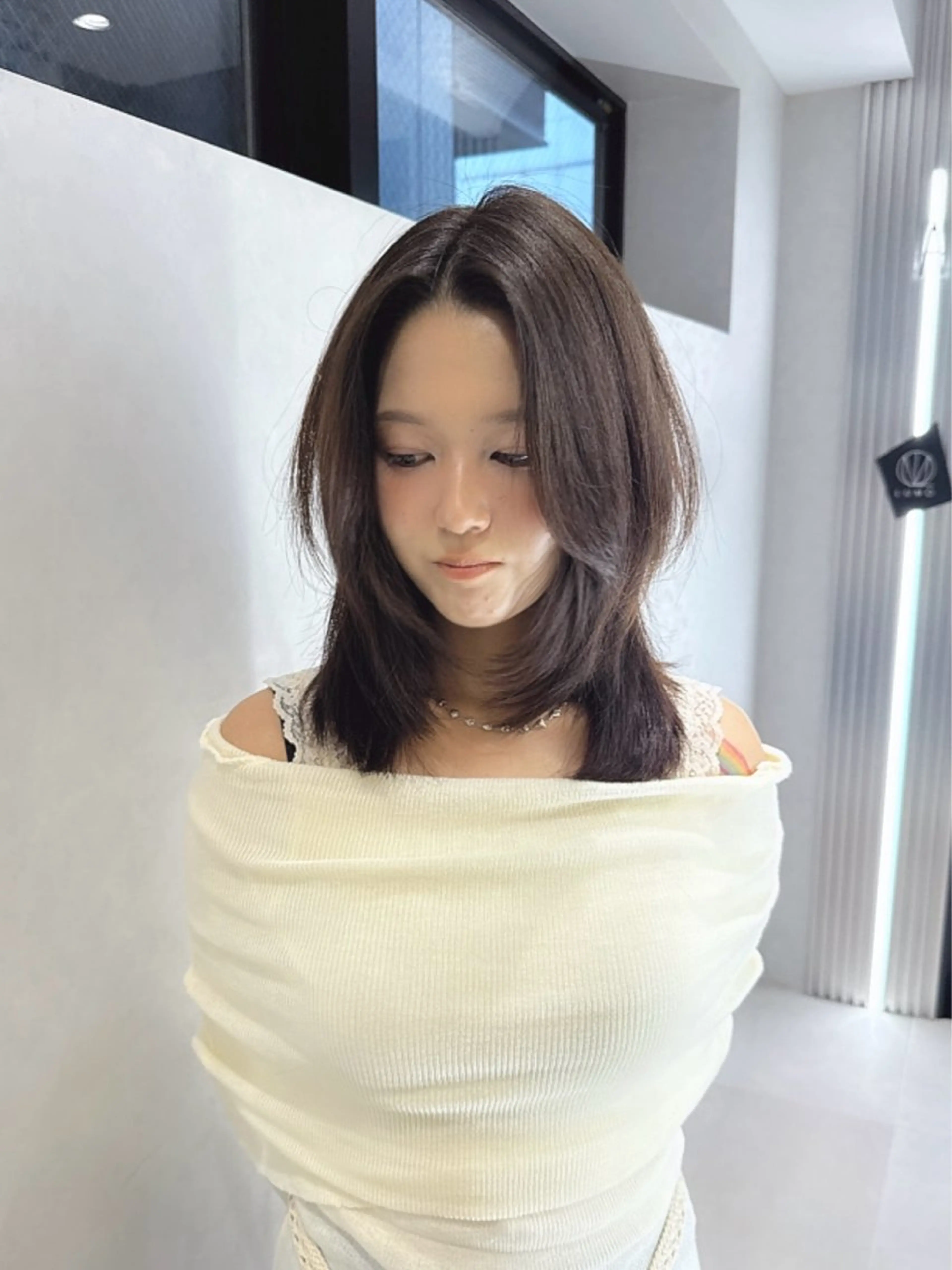 ミディアム カラー ミディアムレイヤー ブリーチ ブラウンカラー ブリーチなしカラー レイヤーカット カット ヘアカラー トリートメント 矢野 晃平のヘアスタイル