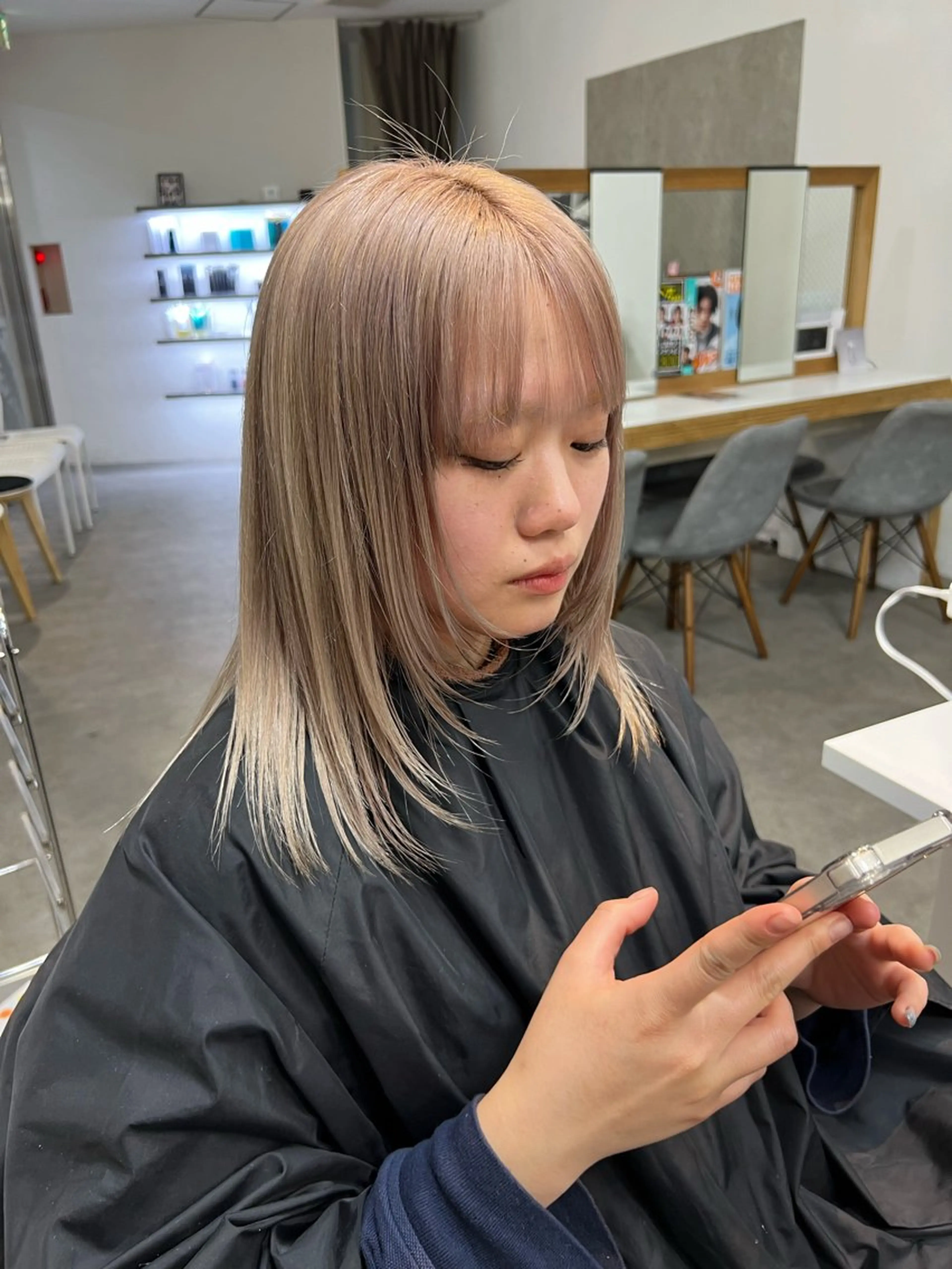 ミディアム カラー ヘアアレンジ ベージュカラー ブリーチ ミルクティーベージュ 顔まわりレイヤー 韓国風ヘア ショートヘア原宿 fifth コシのヘアスタイル