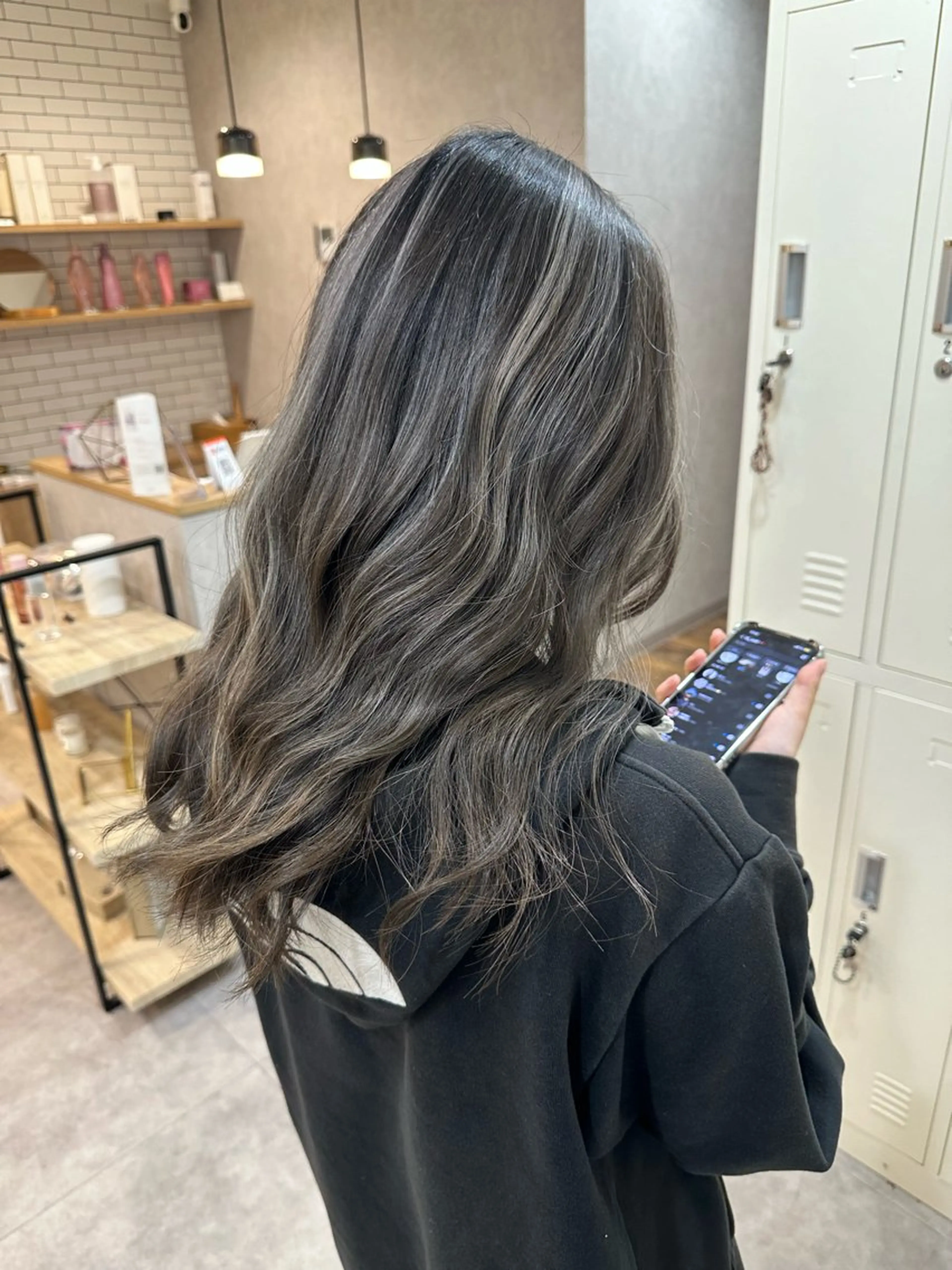 ロング ハイライト カット ヘアカラー 白髪ぼかしハイライト レイヤー川口　元気のヘアスタイル