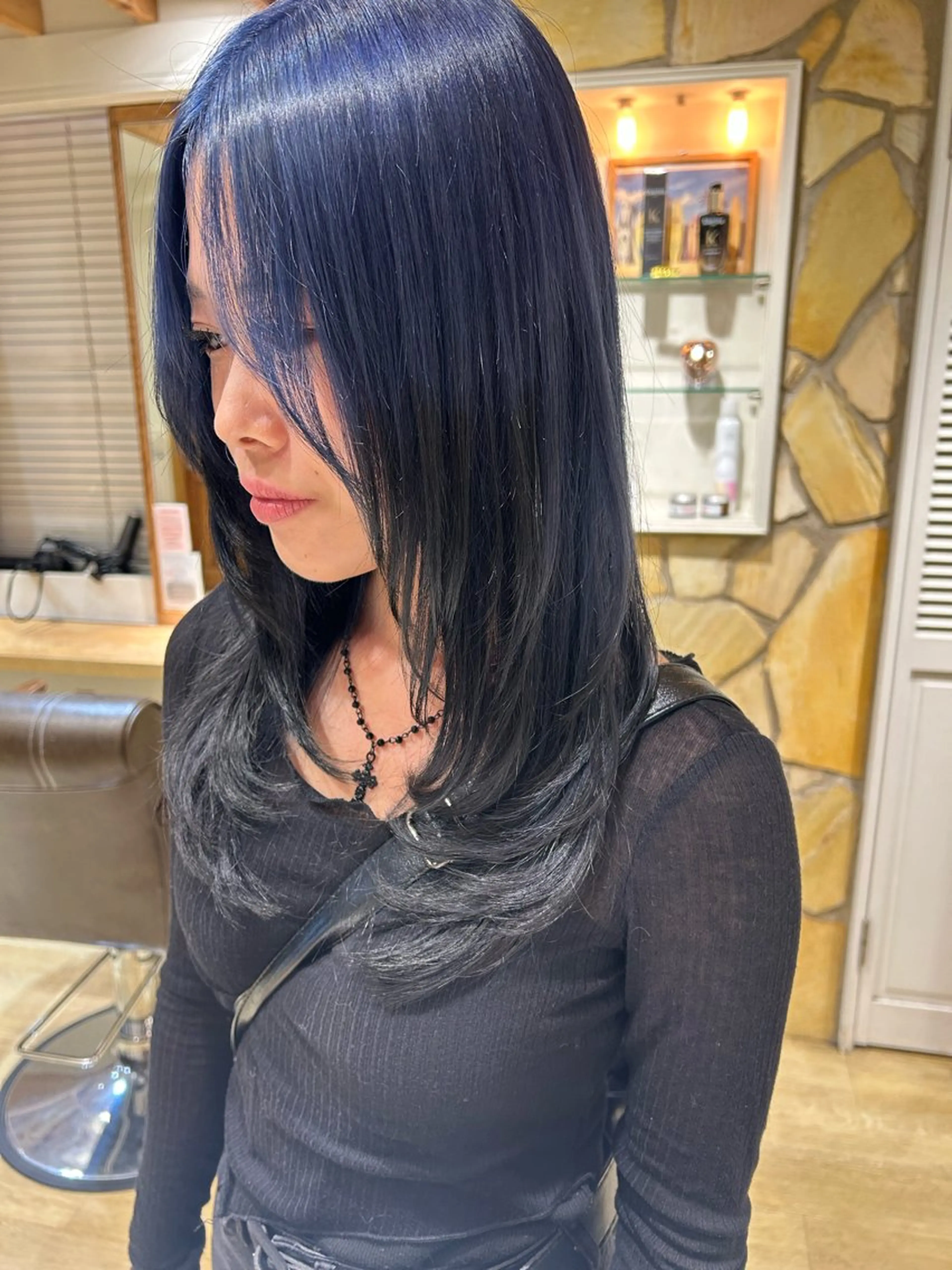 ミディアム カラー 黒髪 デザインカラー ネイビーカラー カット ヘアカラー kawabe maikoのヘアスタイル