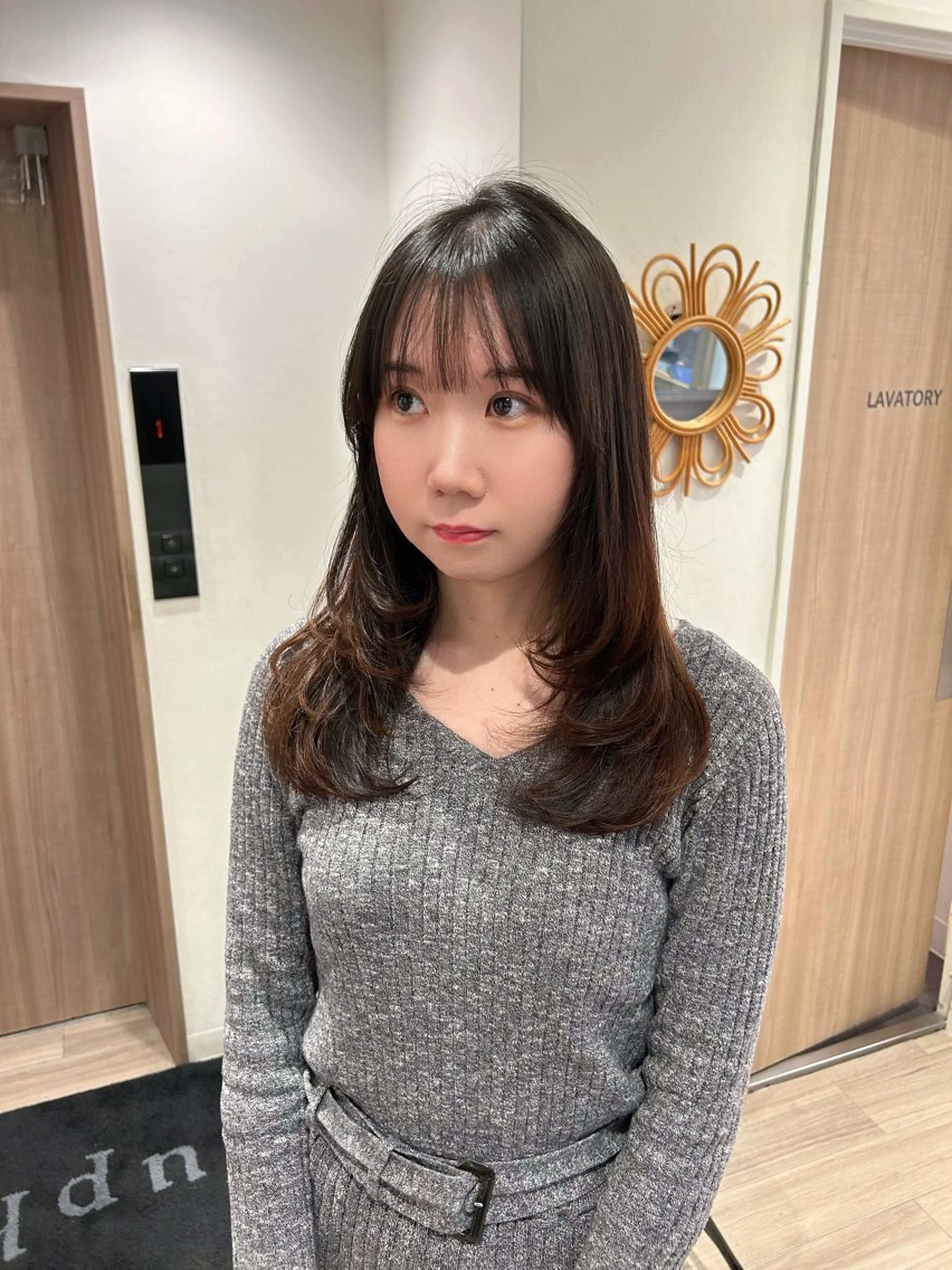 セミロング レイヤーカット Ami♡表参道/艶髪 ピンク/盛れカットのヘアスタイル