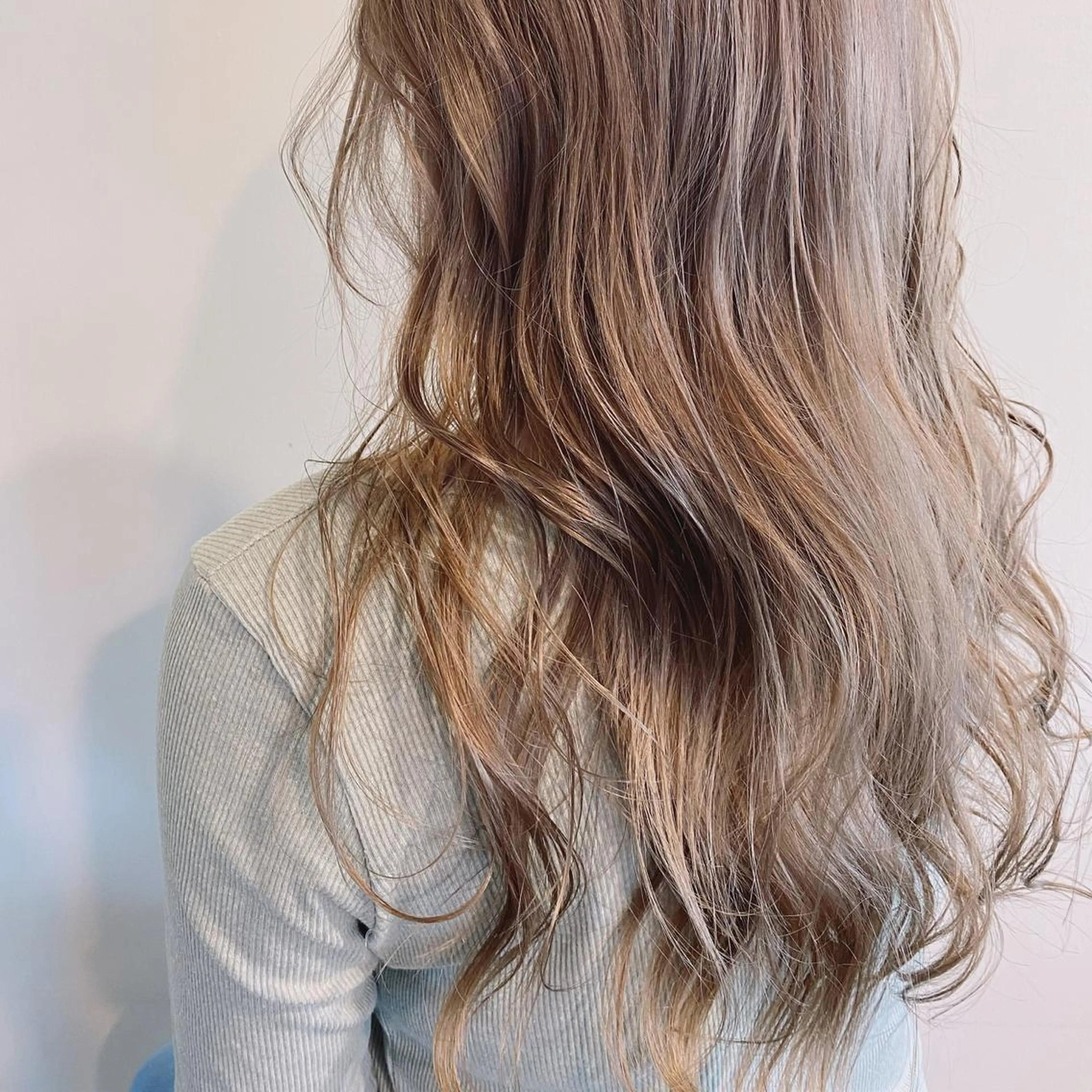 ロング カット ヘアカラー 西本 夏美のヘアスタイル