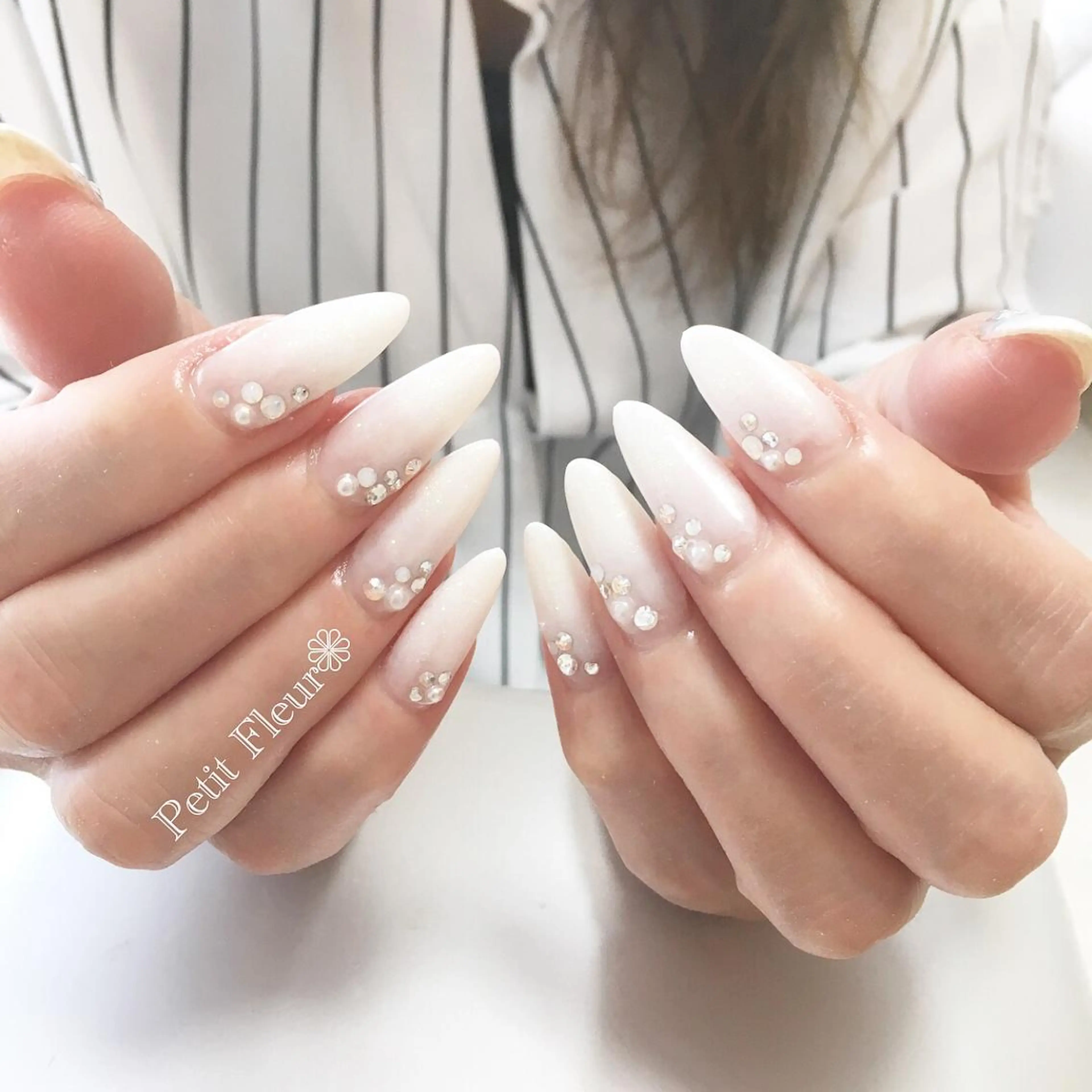 ネイル グラデーション ラメ(グリッター) ロングネイル ホワイト 青柳 亜梨奈のマツエク・マツパデザイン