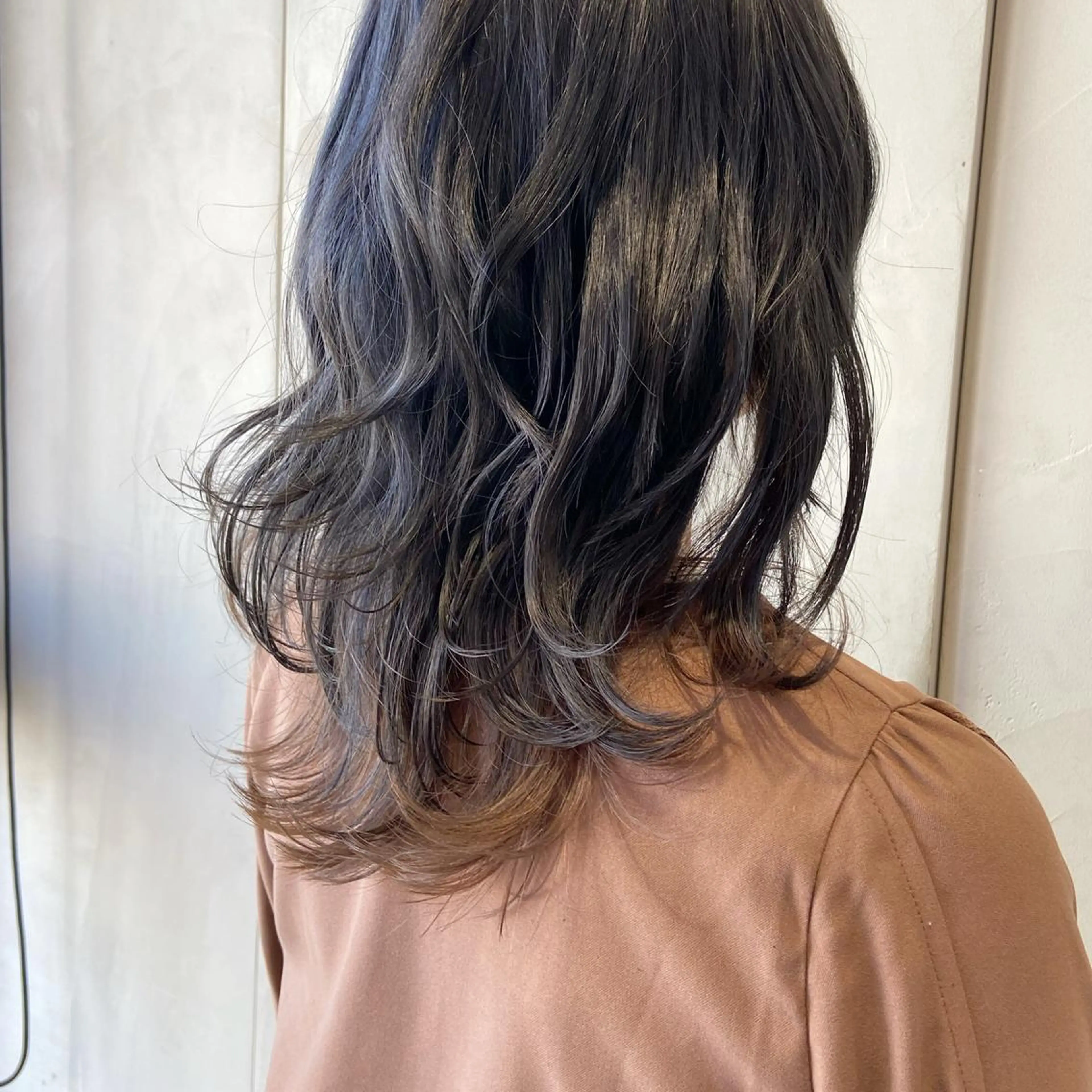 ミディアム カラー ブリーチ ケアブリーチ 透明感カラー ダブルカラー グレージュ カジュアルを女っぽく 𝗮𝘆𝗮𝗰𝗼のヘアスタイル