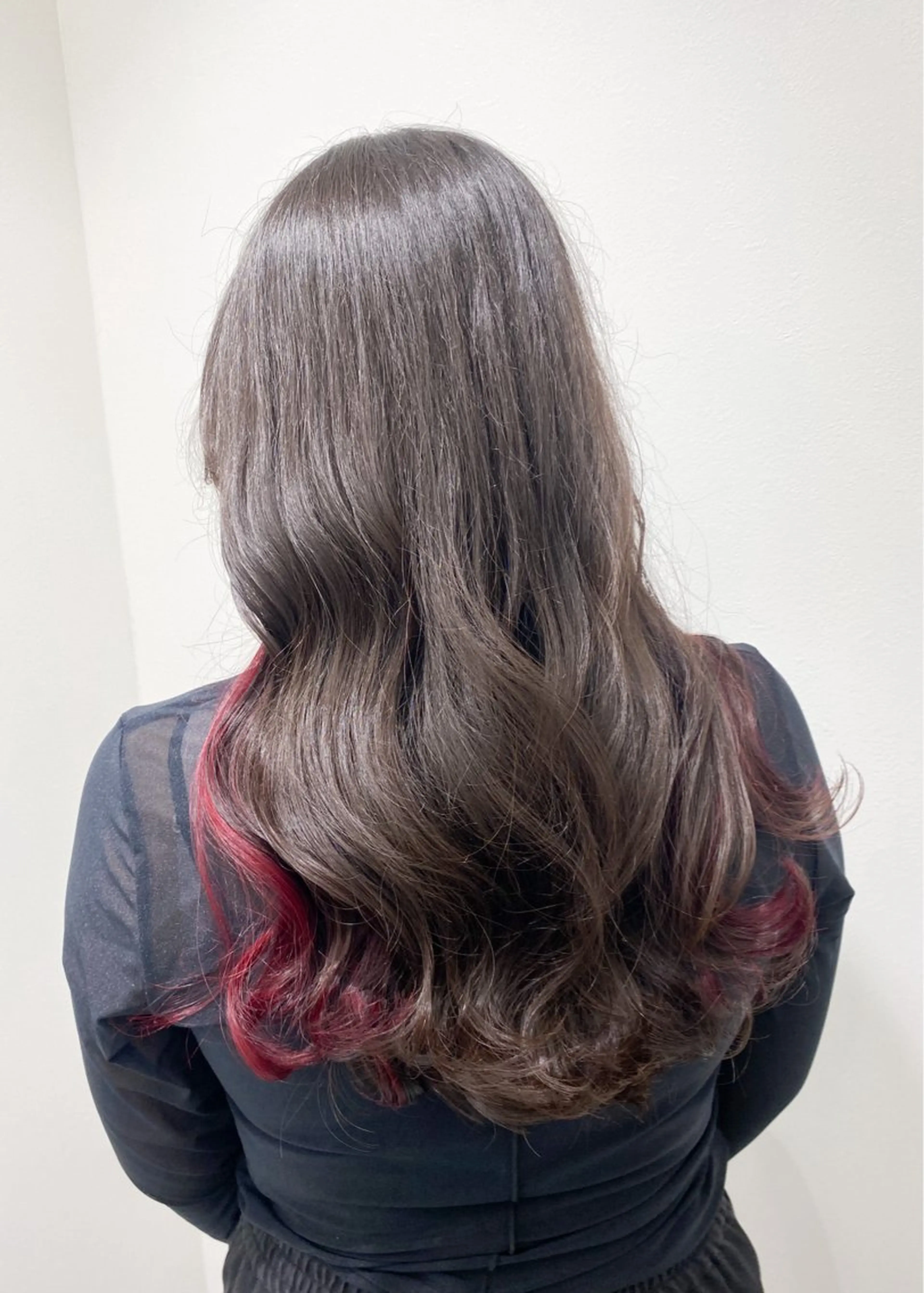 セミロング カラー イヤリングカラー レッドカラー カット ヘアカラー トリートメント anli所属・tomomi /レイヤーカットのヘアスタイル