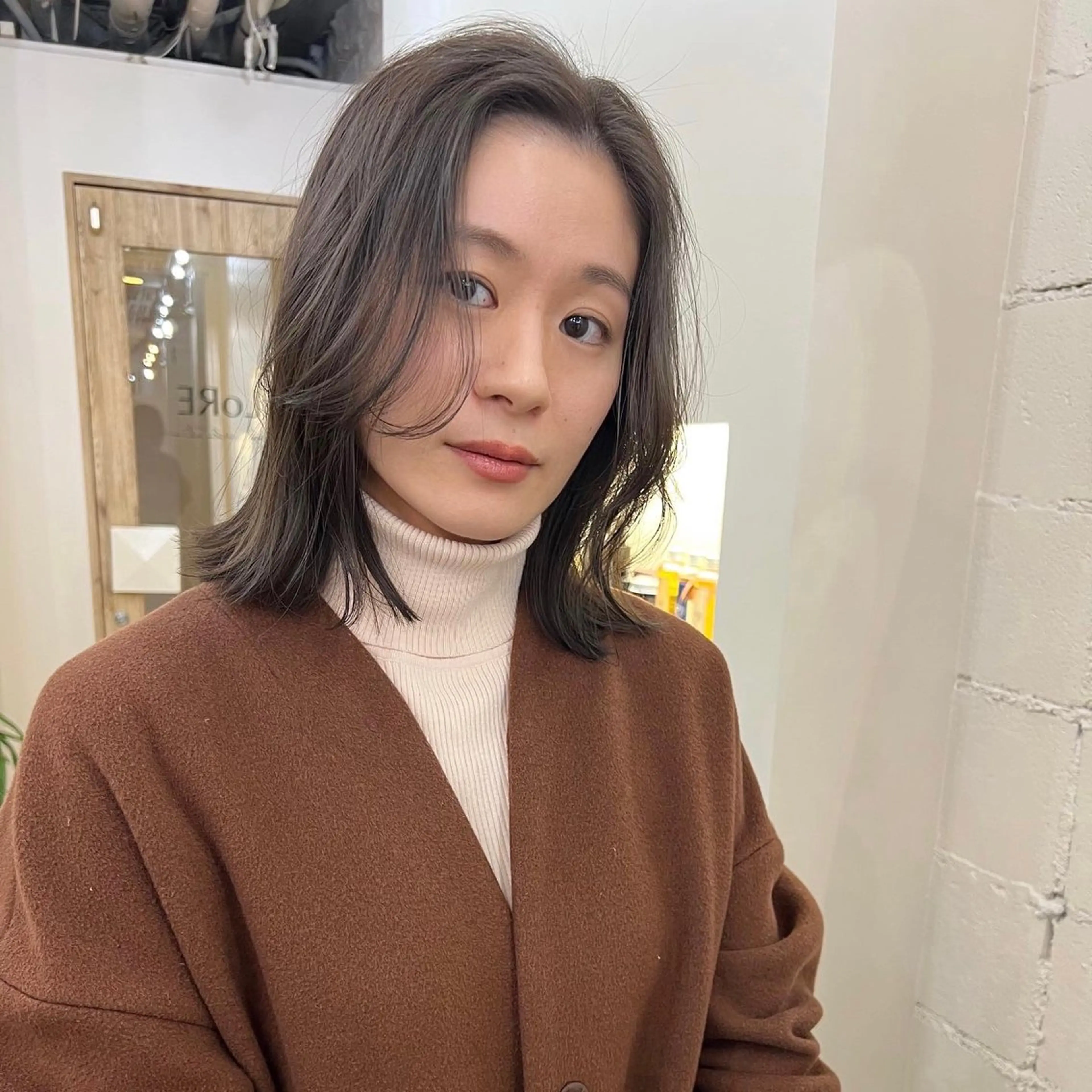 ミディアム カラー アッシュ 透明感カラー カット ヘアカラー 透明感カラー/顔周り 臼井逸美のヘアスタイル