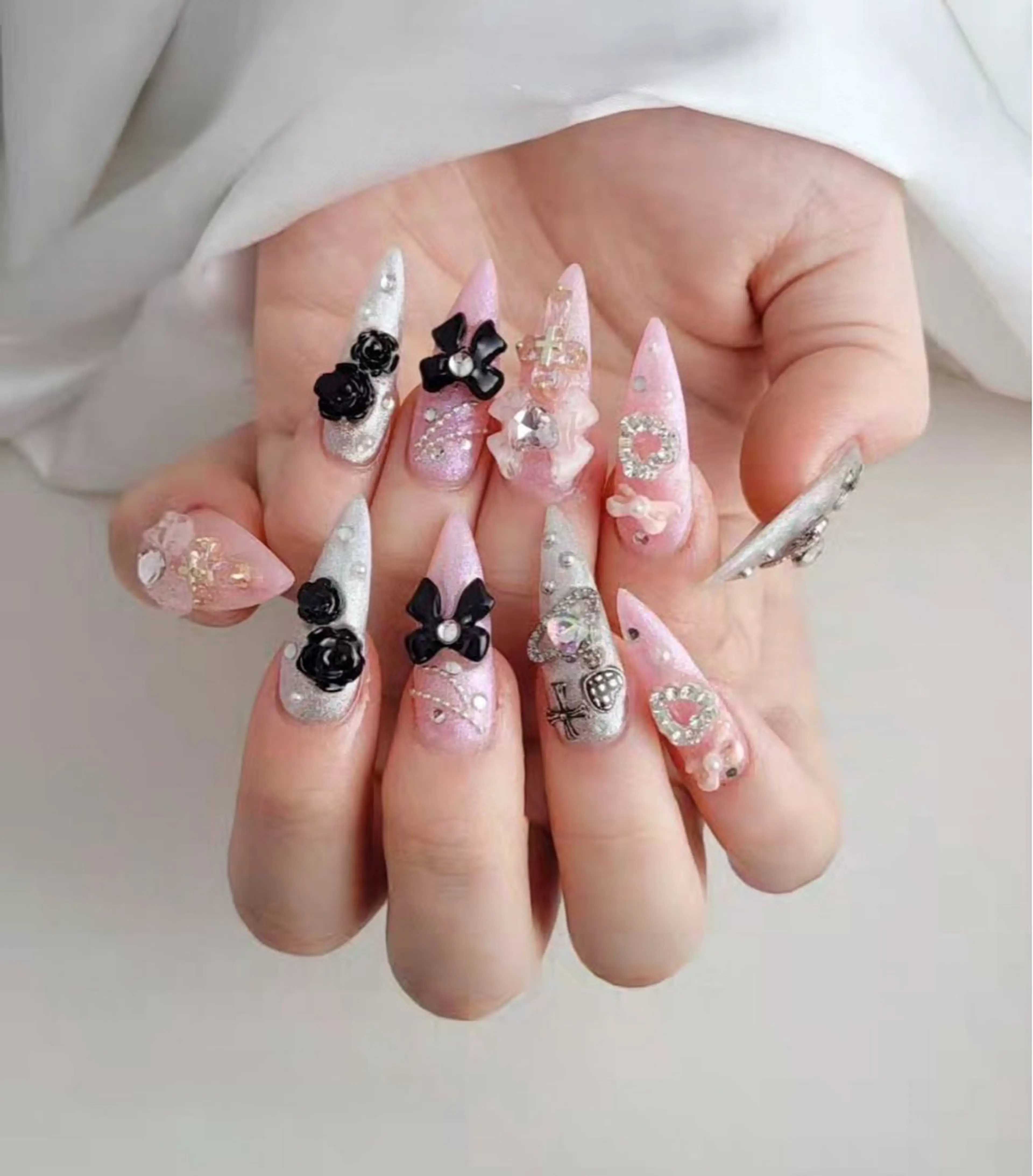 ネイル フラッシュネイル フレンチネイル グラデーション キラキラネイル 韓国ネイル ハンドネイル Lina nail所属・Lunaa 池袋のネイルデザイン