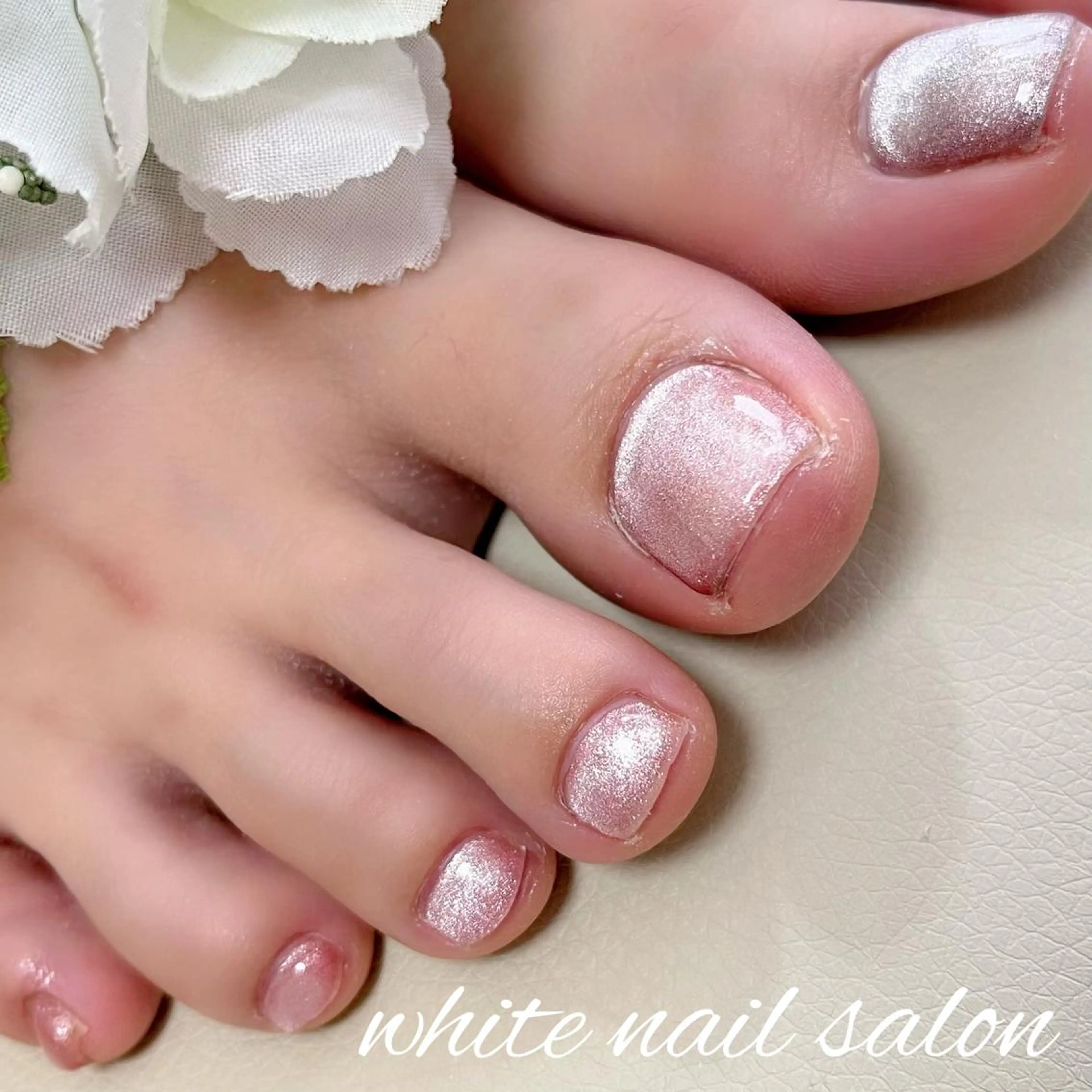 ネイル フットネイル ジェルネイル ハードジェル ラメ(グリッター) 持ち込み フットネイル white nail salonのネイルデザイン