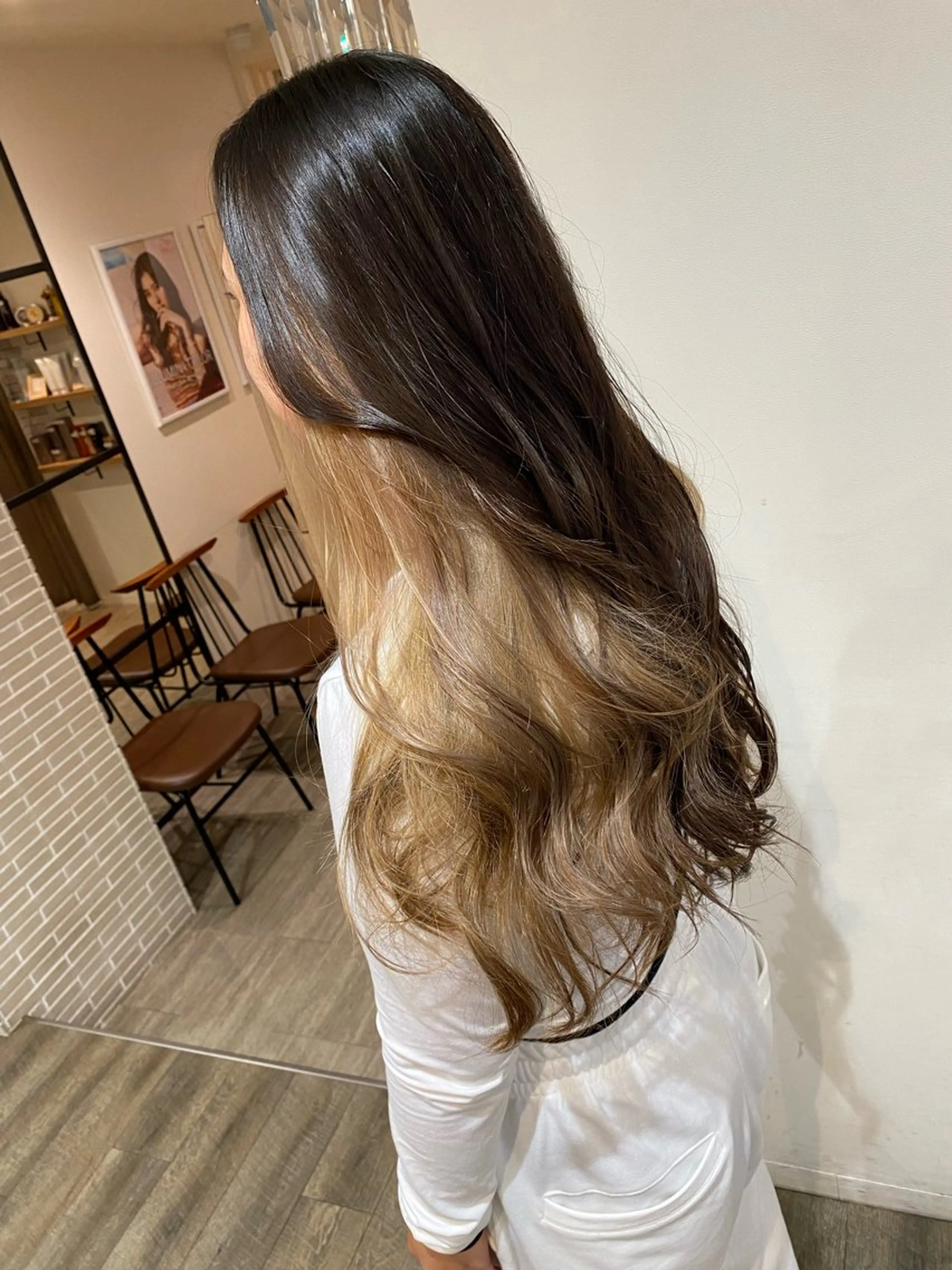 ロング カラー アッシュ ベージュカラー ブリーチ ダブルカラー グラデーションカラー AMI Hair  supply所属・髪質改善カラー韓国風 レイヤーtudaのヘアスタイル