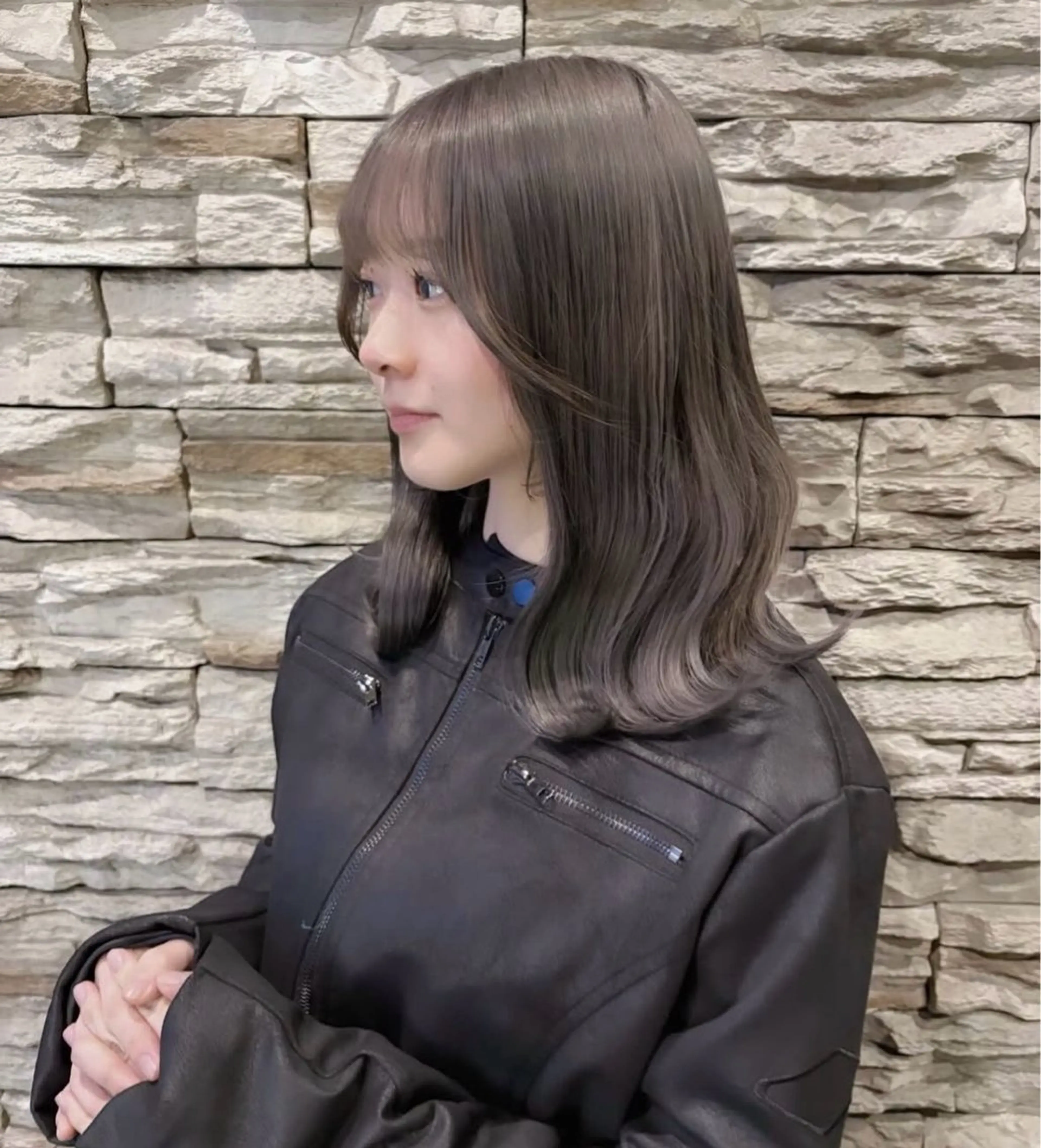 カラー ニトウ レイナのヘアスタイル