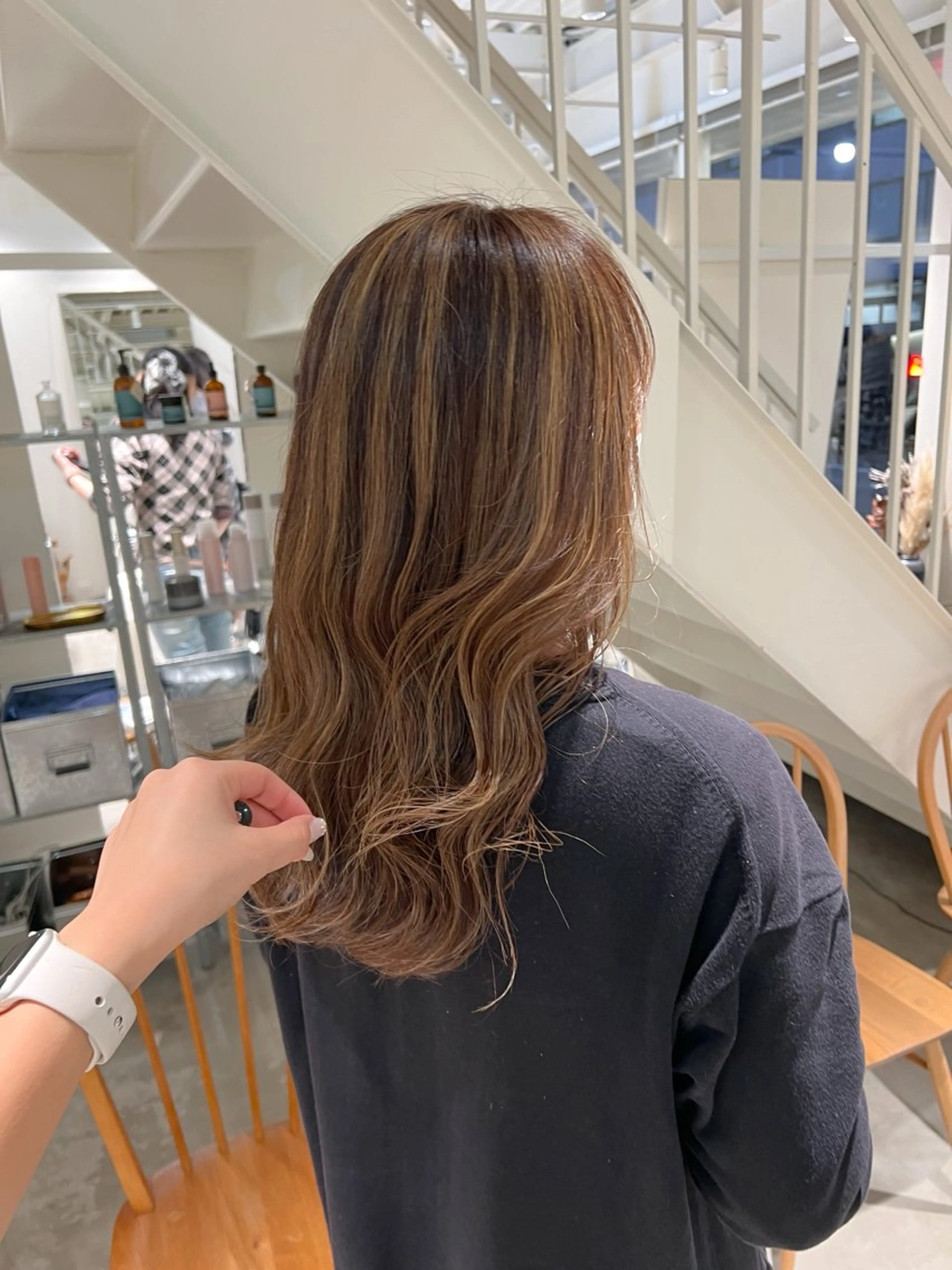 ロング カラー ハイライトカラー ハイライト 周東 芽依のヘアスタイル