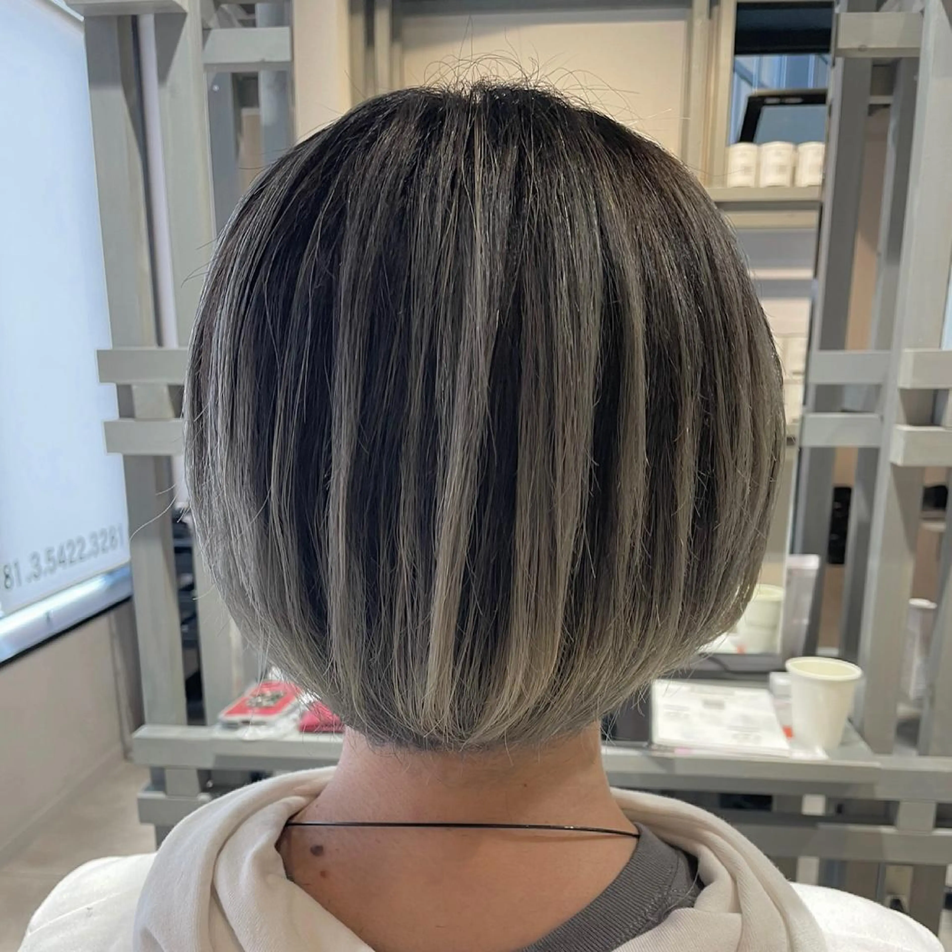ショート カラー バレイヤージュ レイヤーカット ブリーチ👩‍🦳/ ‪✂︎MANAMIのヘアスタイル