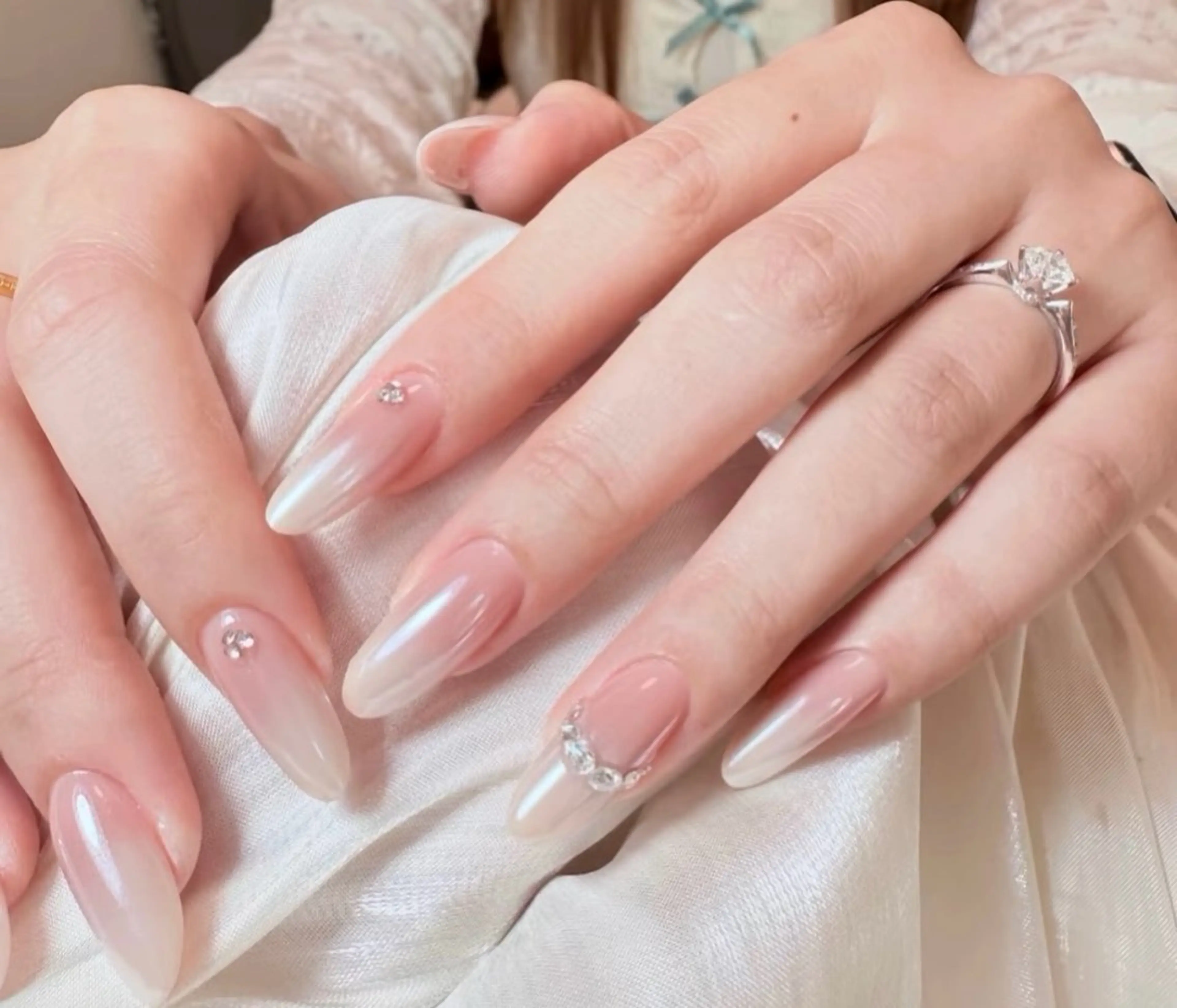 ネイル チークネイル 長さ出し フラワーネイル フレンチネイル ガーリー sun nail池袋 モデル募集のネイルデザイン