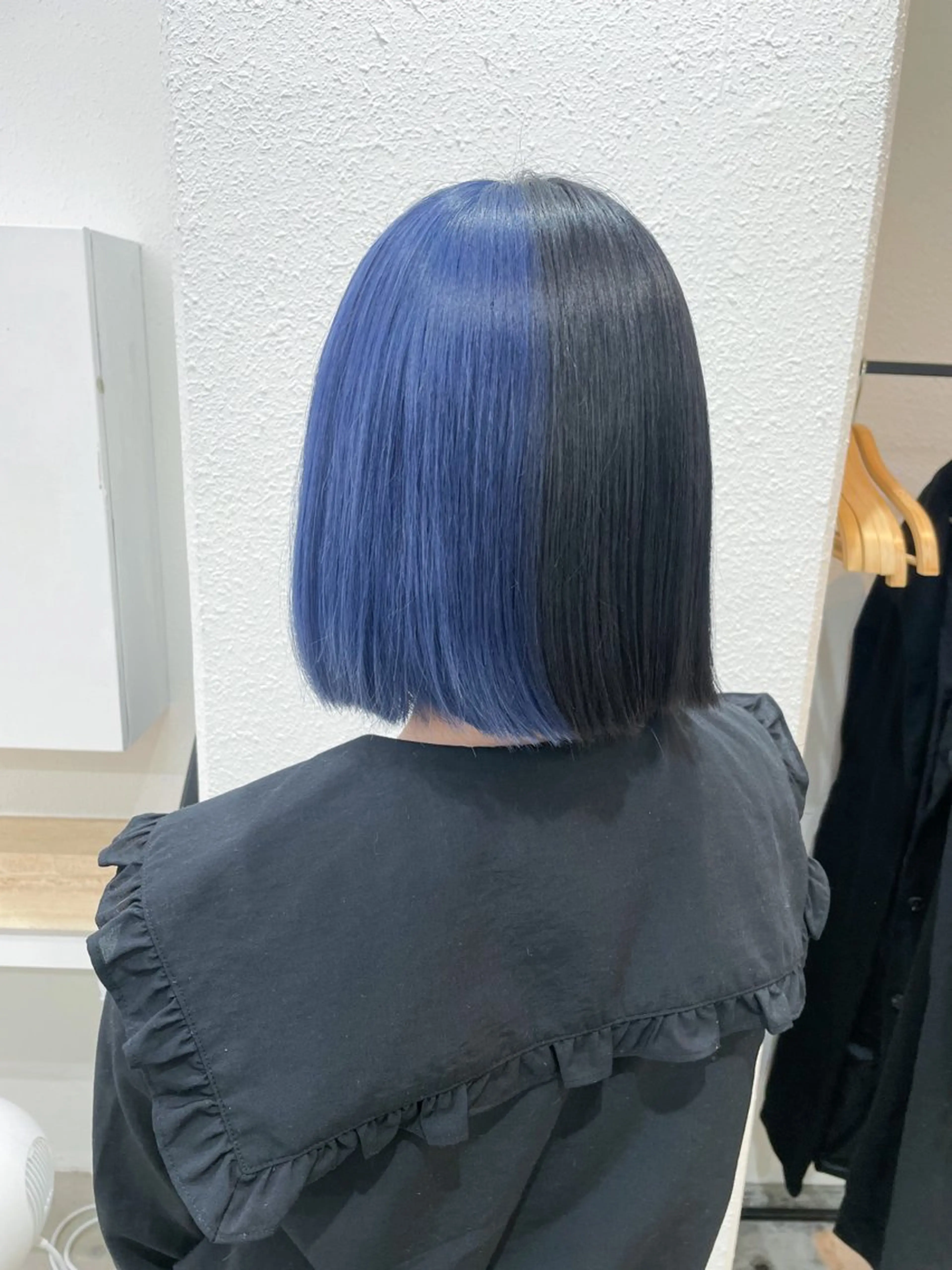 ミディアム カラー 黒髪 ブルーカラー ツートーンカラー カット ヘアカラー トリートメント ハイトーン/レイヤー /ケアブリーチ石川治のヘアスタイル