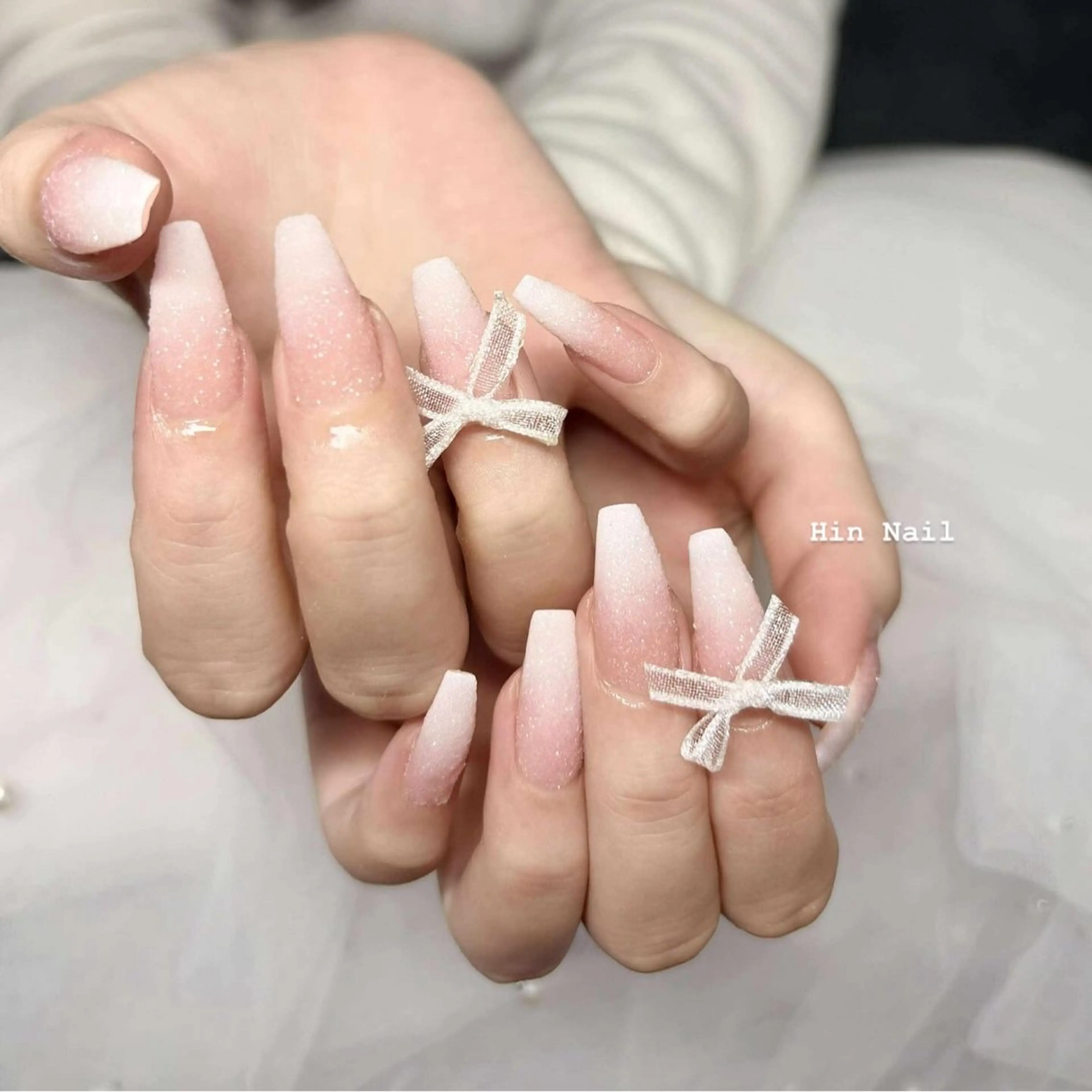 ネイル ボルドー チークネイル フレンチネイル グラデーション キラキラネイル ハンドネイル HIN NAILのネイルデザイン