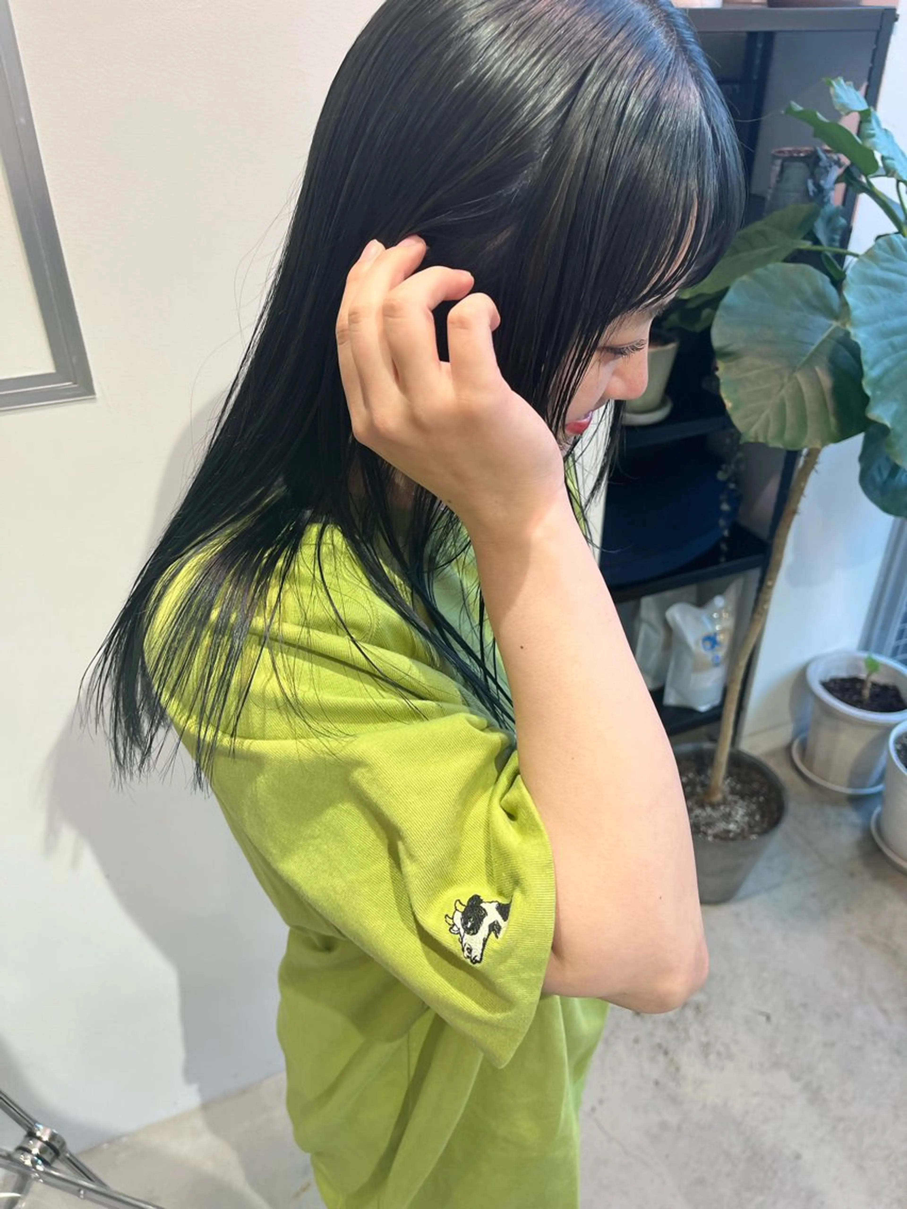 ロング カラー 黒髪 ブリーチ ブルーカラー ブルーブラック 透明感カラー 鈴木 美紅のヘアスタイル