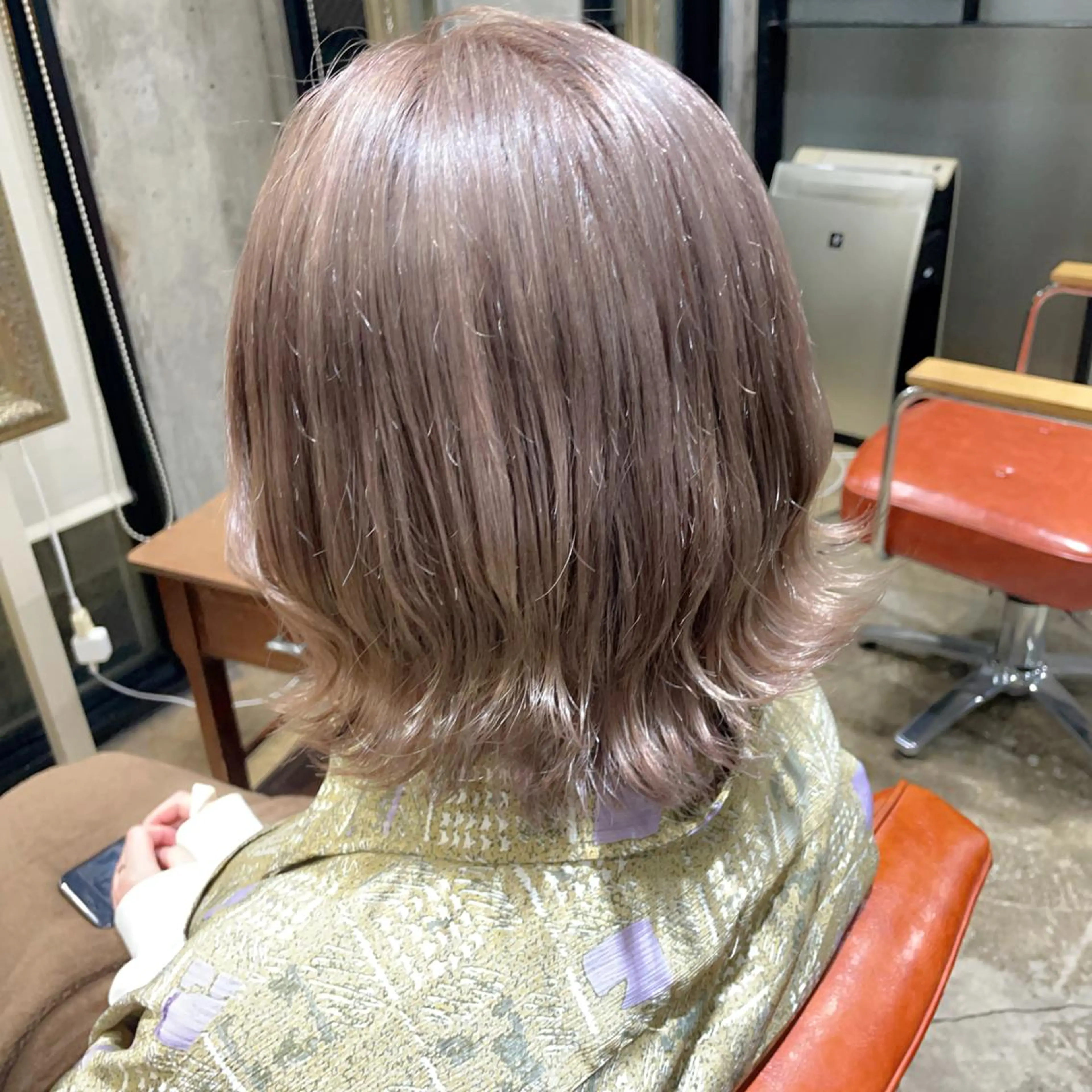 ミディアム カラー ベージュカラー ハイトーンカラー ミルクティーベージュ ヘアカラー 🕊miki モテ髪🫧のヘアスタイル