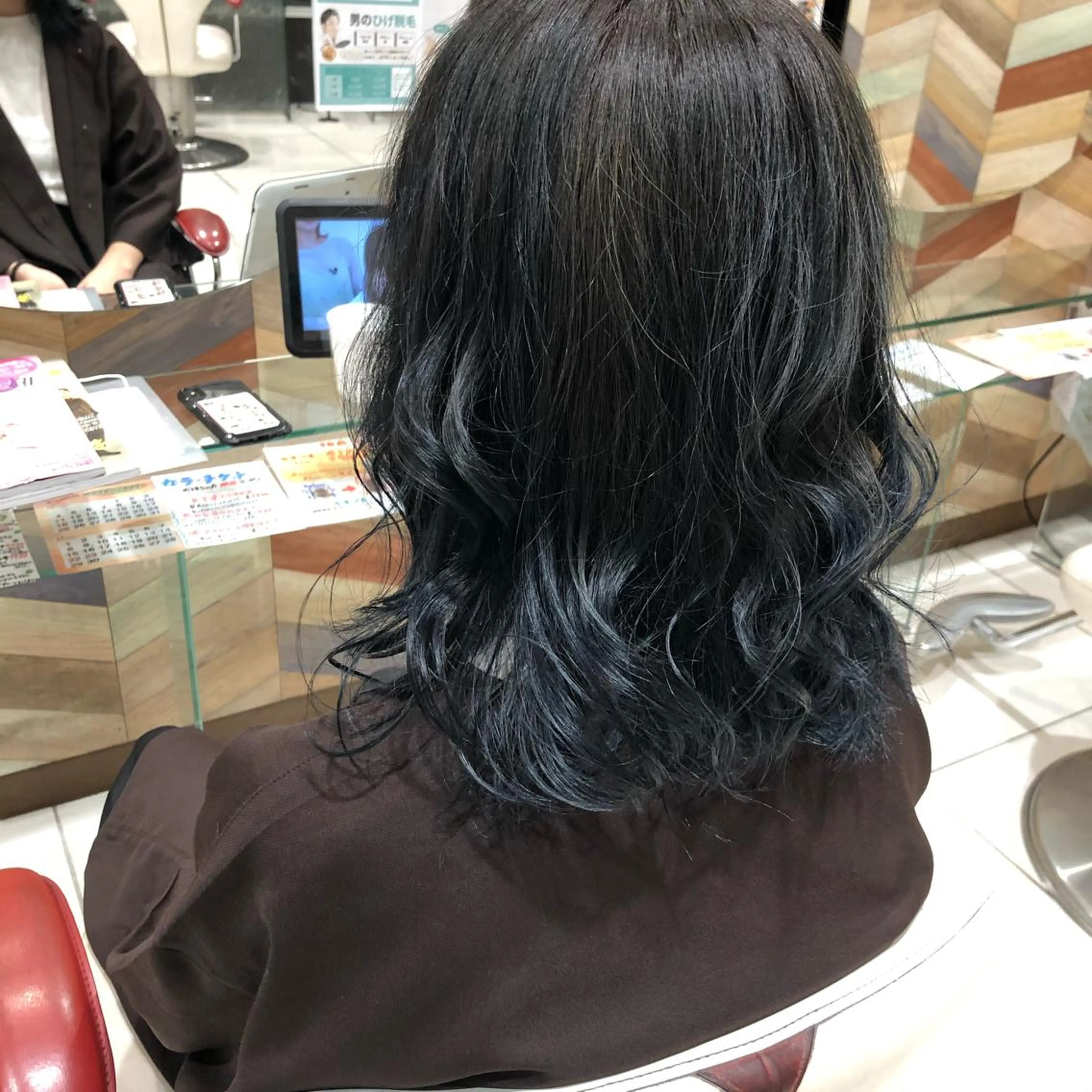 ミディアム カラー 黒髪 ブルーカラー ブルーブラック 中島 稔/稲毛メンズパーマのヘアスタイル