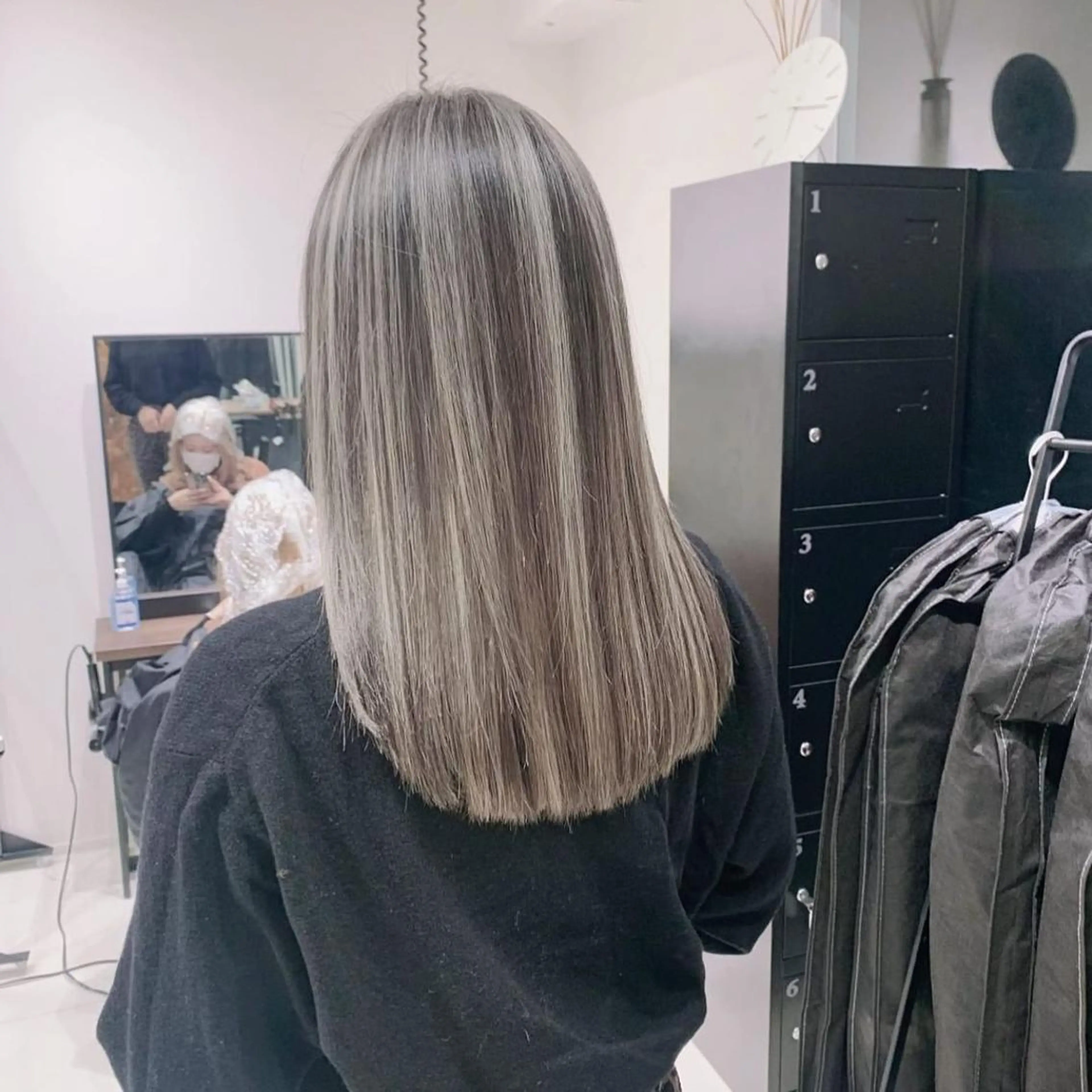 ロング カラー ブリーチ ケアブリーチ ハイライトカラー インナーカラー ハイライト ヘアカラー オフホワイトアンドなんば所属・福西 洋斗のヘアスタイル