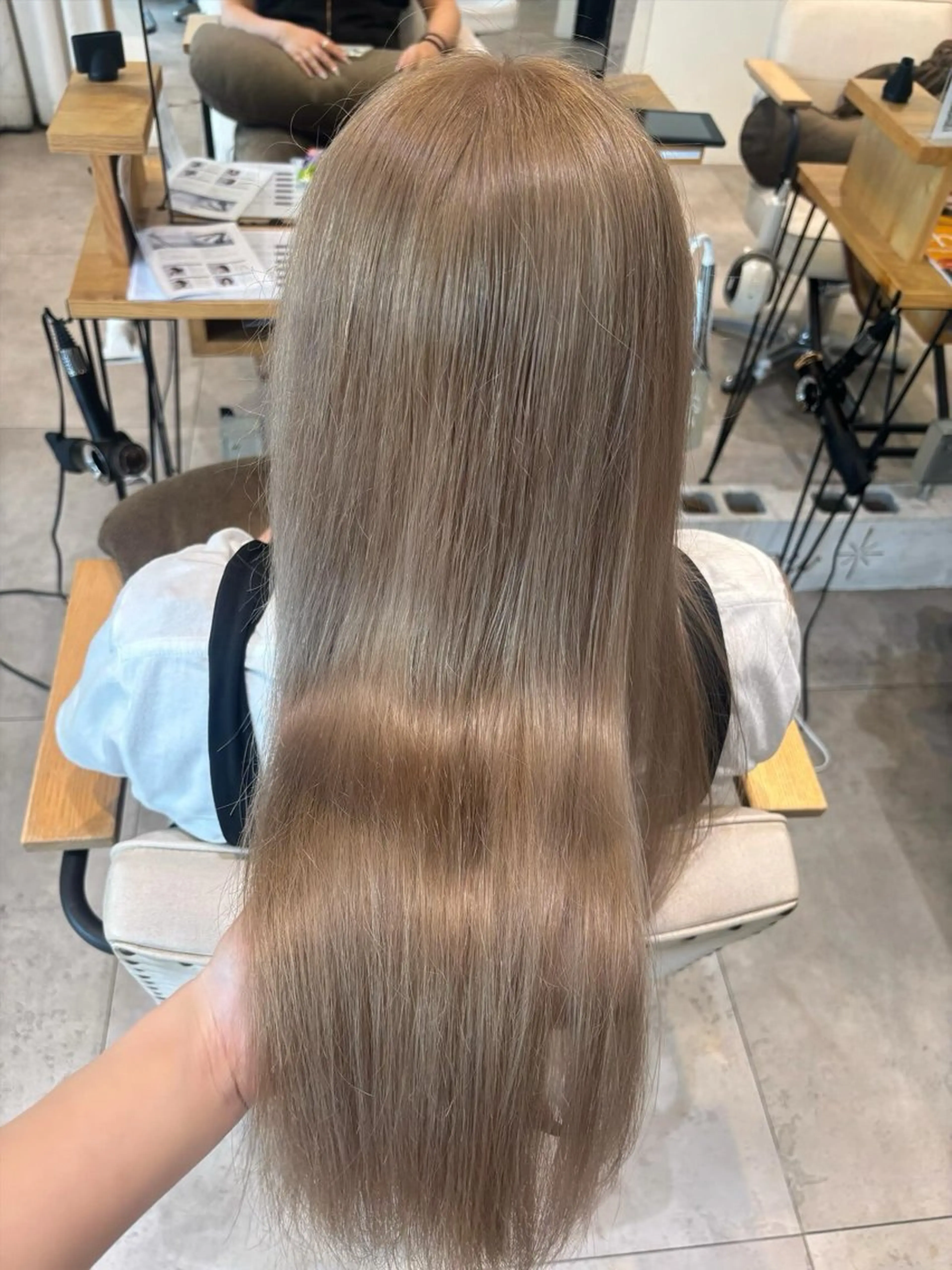 ロング カラー ベージュカラー ブリーチ ケアブリーチ デザインカラー ダブルカラー カット ヘアカラー 肌に馴染むハイトーン /ミルクティーカラーのヘアスタイル