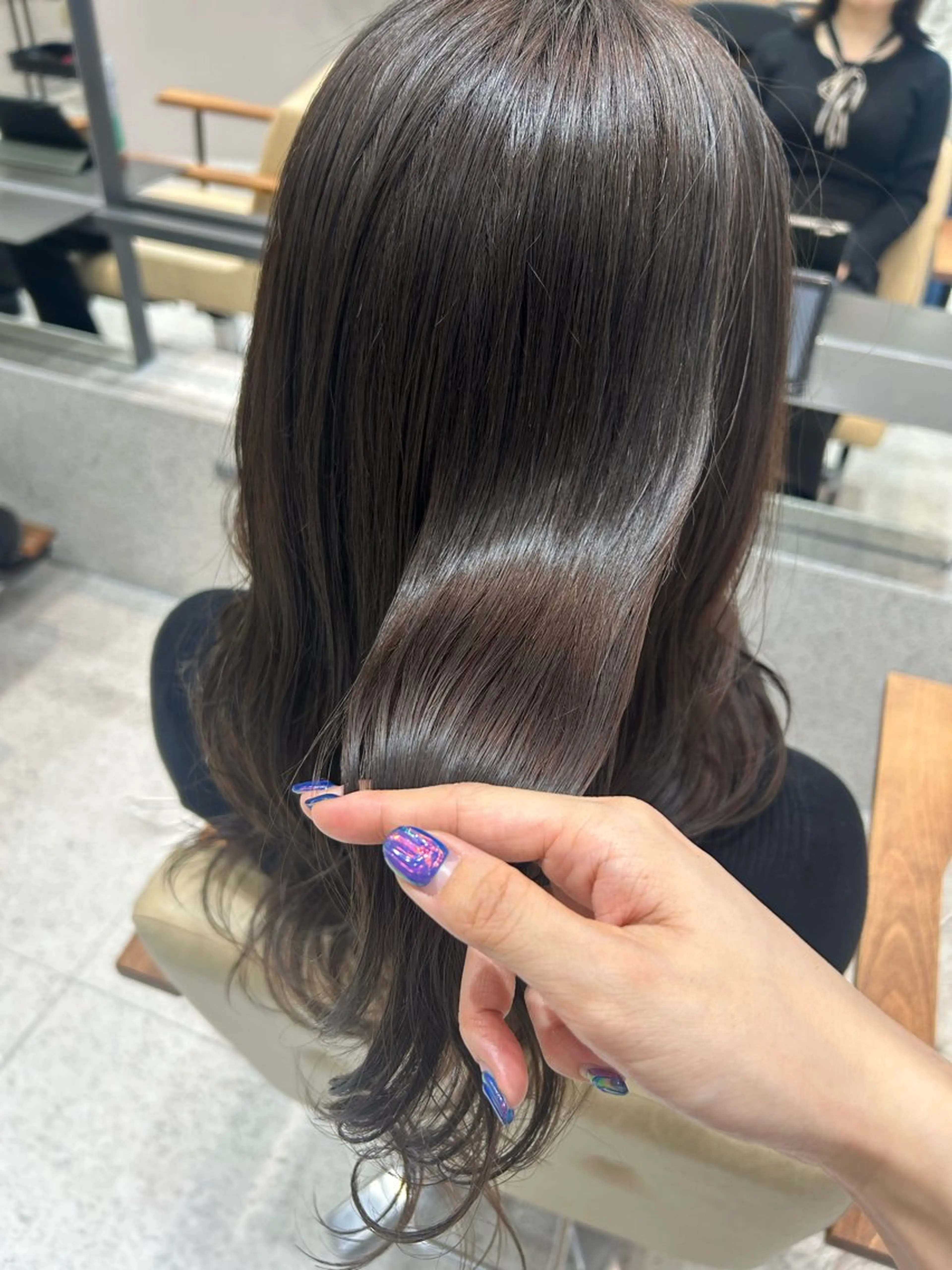 ロング カラー グレージュ ヘアカラー トリートメント 浅倉栞 /透明感カラーのヘアスタイル