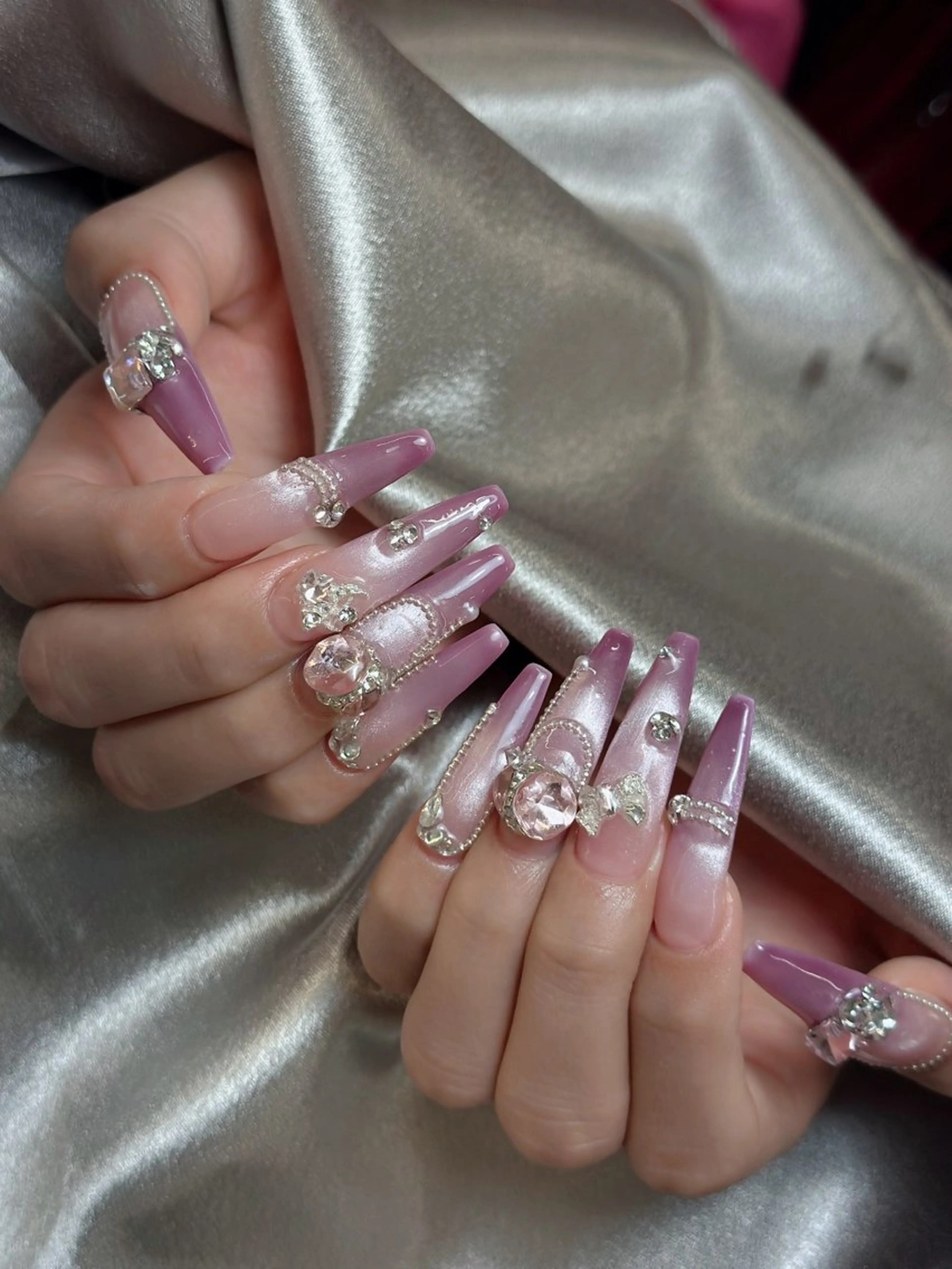 ネイル キラキラネイル ロングネイル ワンホンネイル ハンドネイル Aimee Nail Studioのネイルデザイン