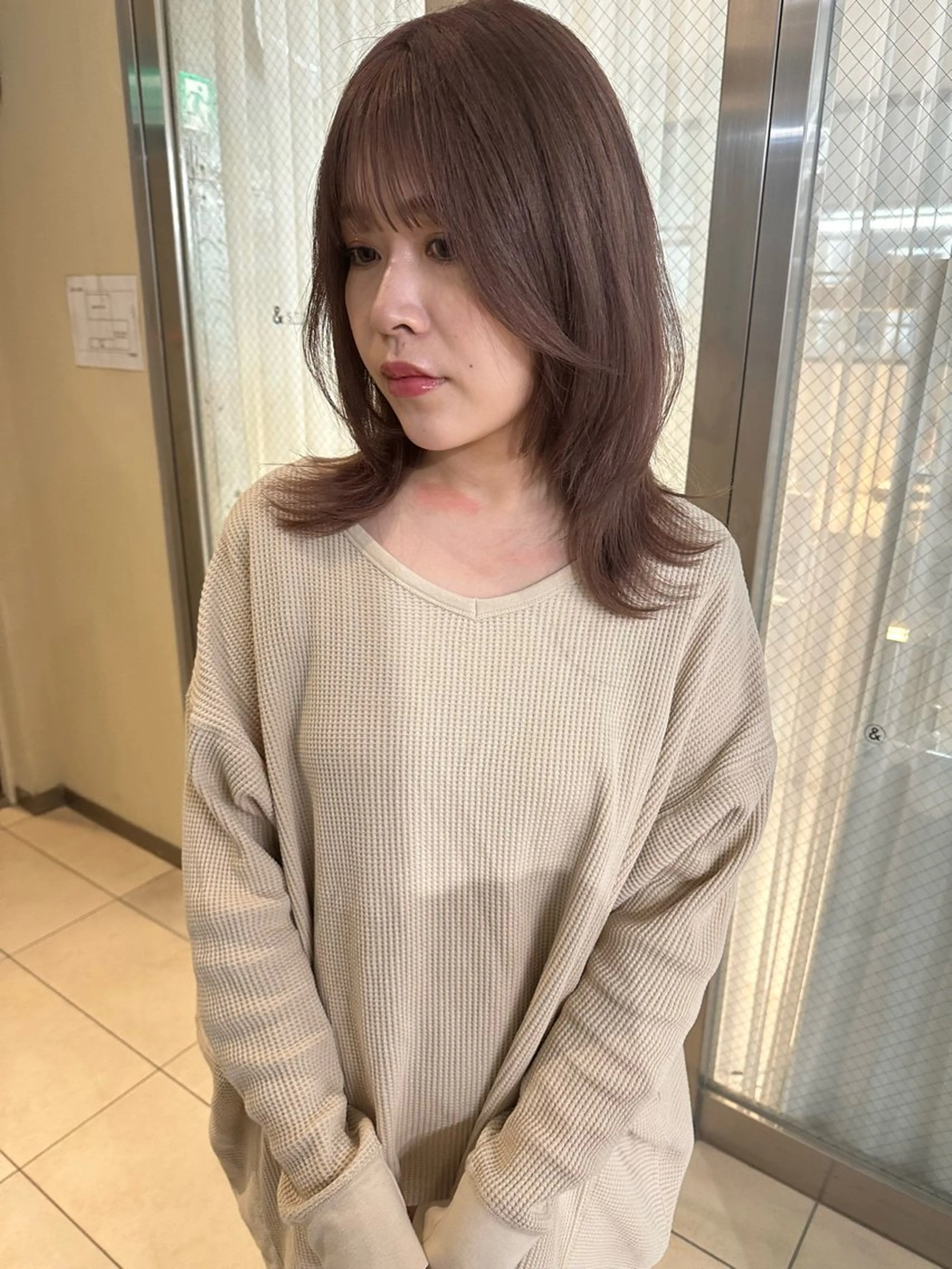 セミロング KAORU オリーブカラーのヘアスタイル