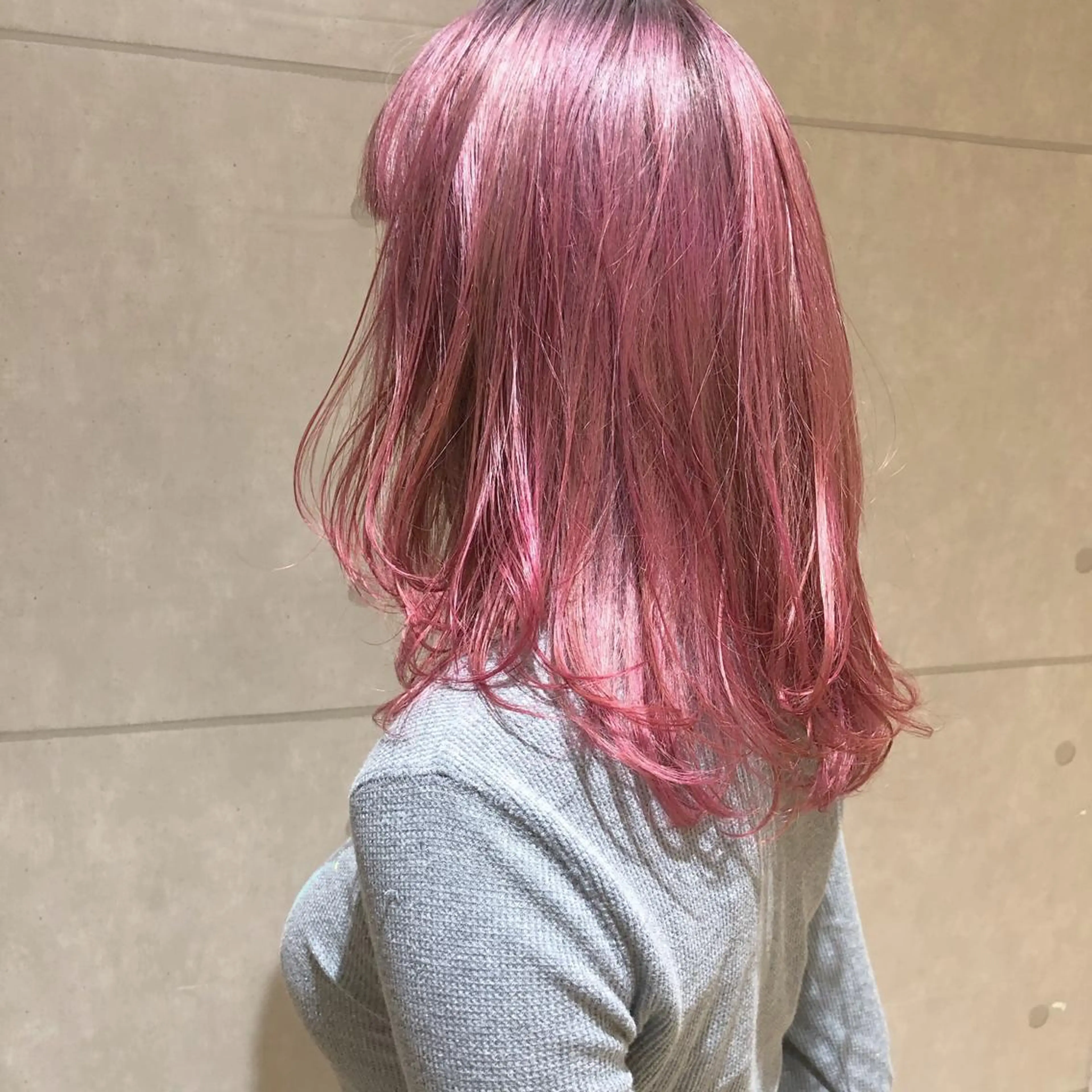 ミディアム カラー パーマ ヘアアレンジ ピンクカラー ヘアカラー ハイトーン特化🤍 浦住のヘアスタイル