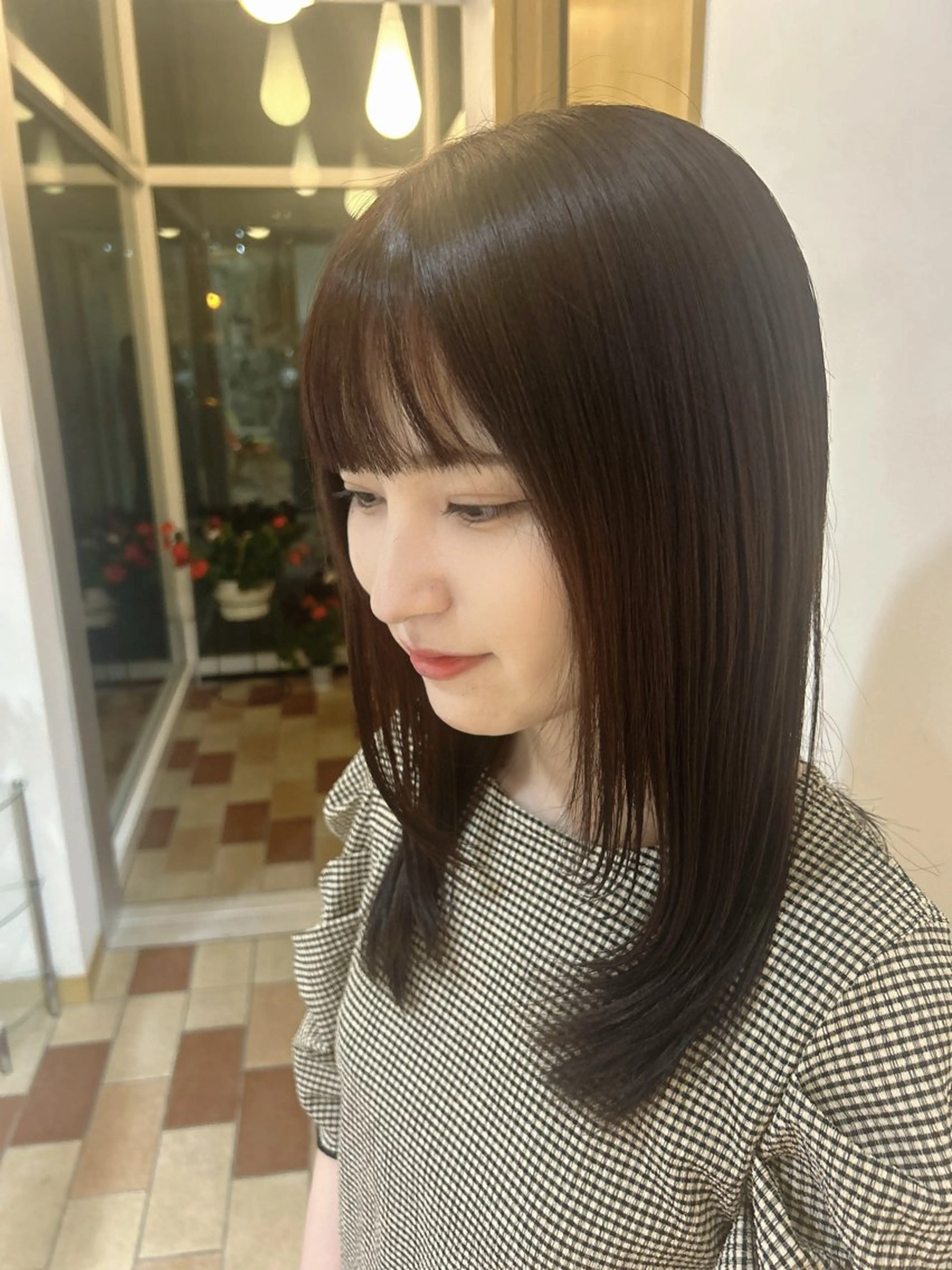 セミロング ピンクブラウン 顔まわりレイヤー 顔周りカット レイヤーカット I's PRISM所属・ササキ カノンのヘアスタイル