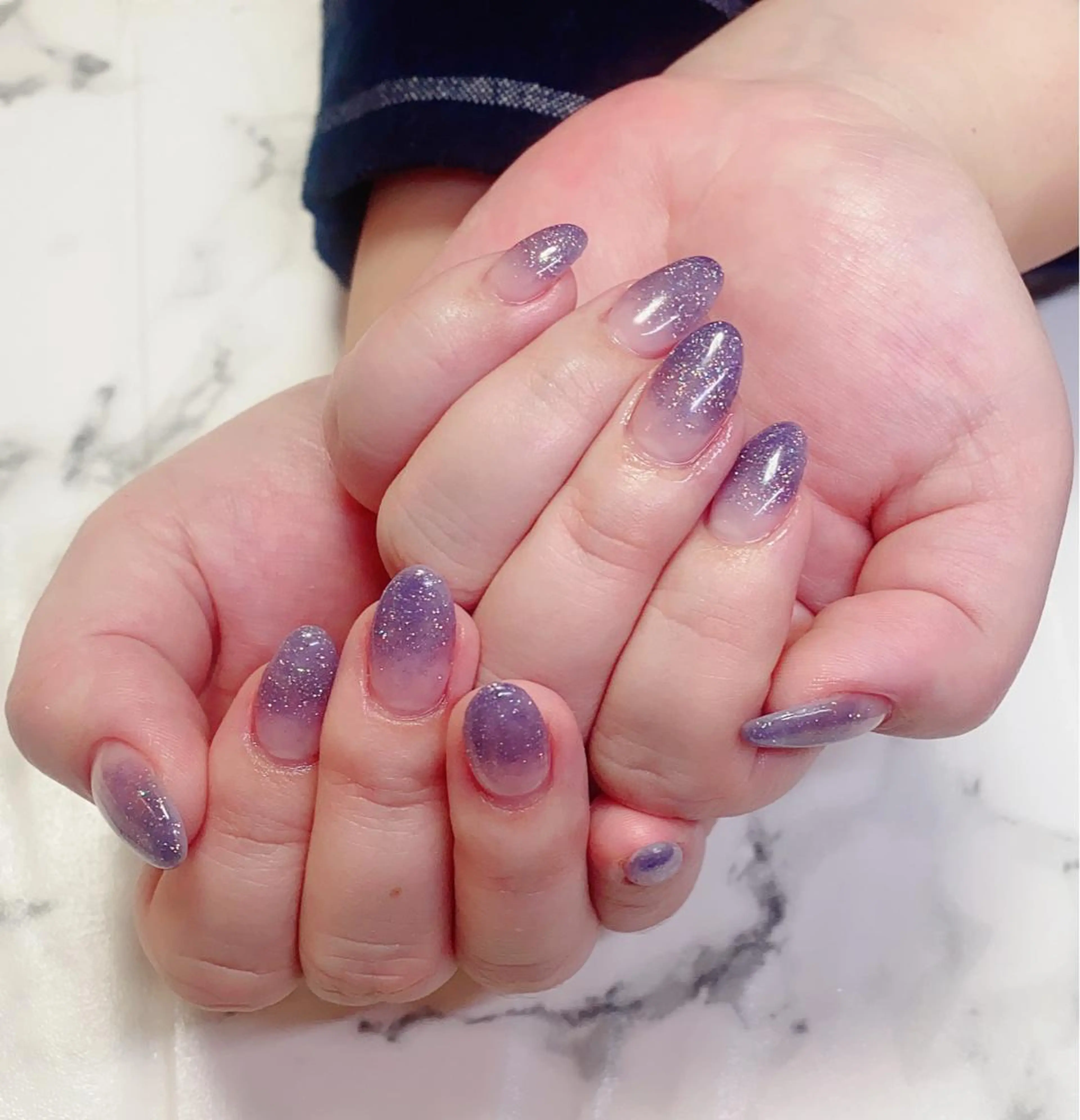 カラー ネイル グラデーションカラー 長さ出し グラデーション ラメ(グリッター) Q Free nailsのネイルデザイン