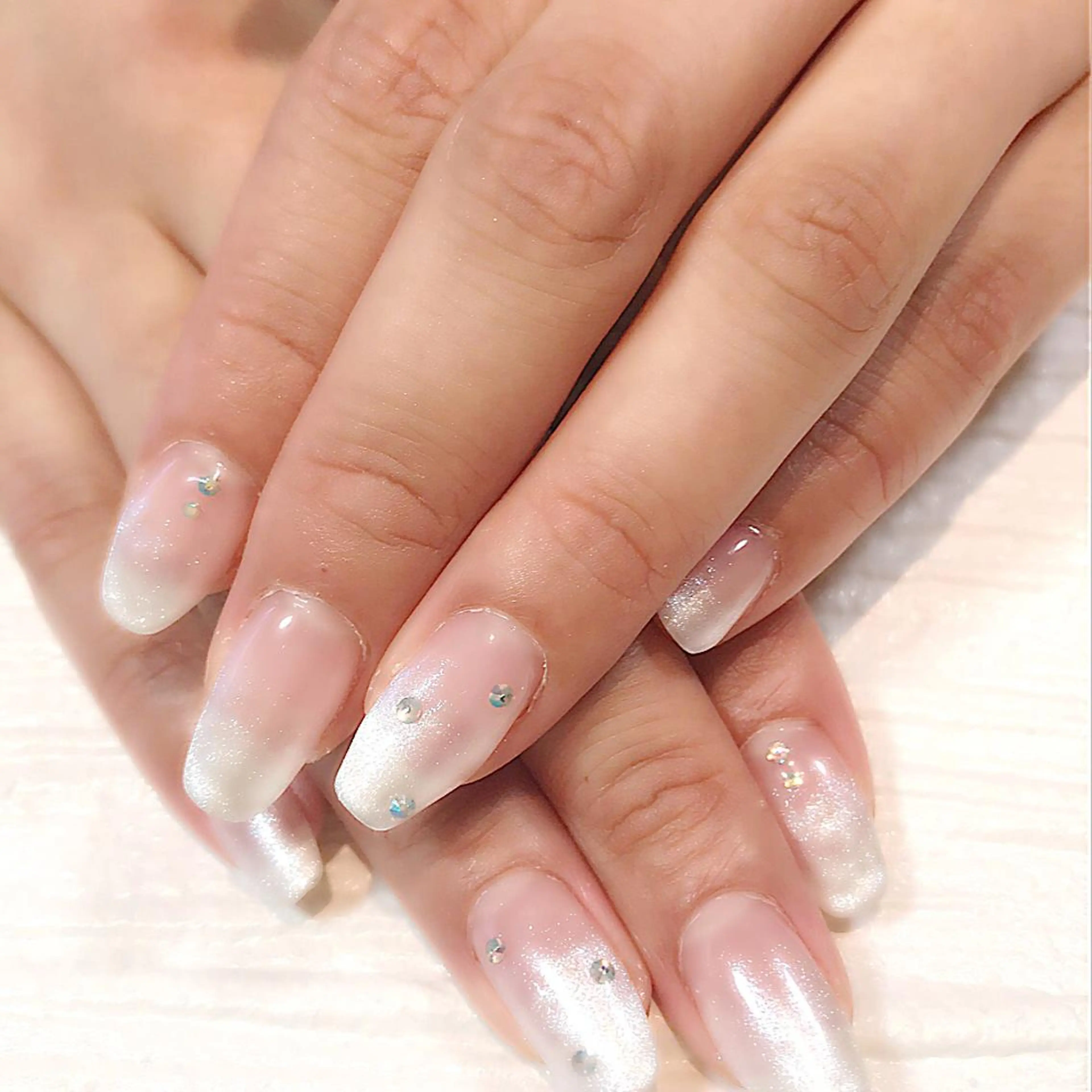 ネイル グラデーション ホワイト ハンドネイル NAILSALON AMULEのネイルデザイン