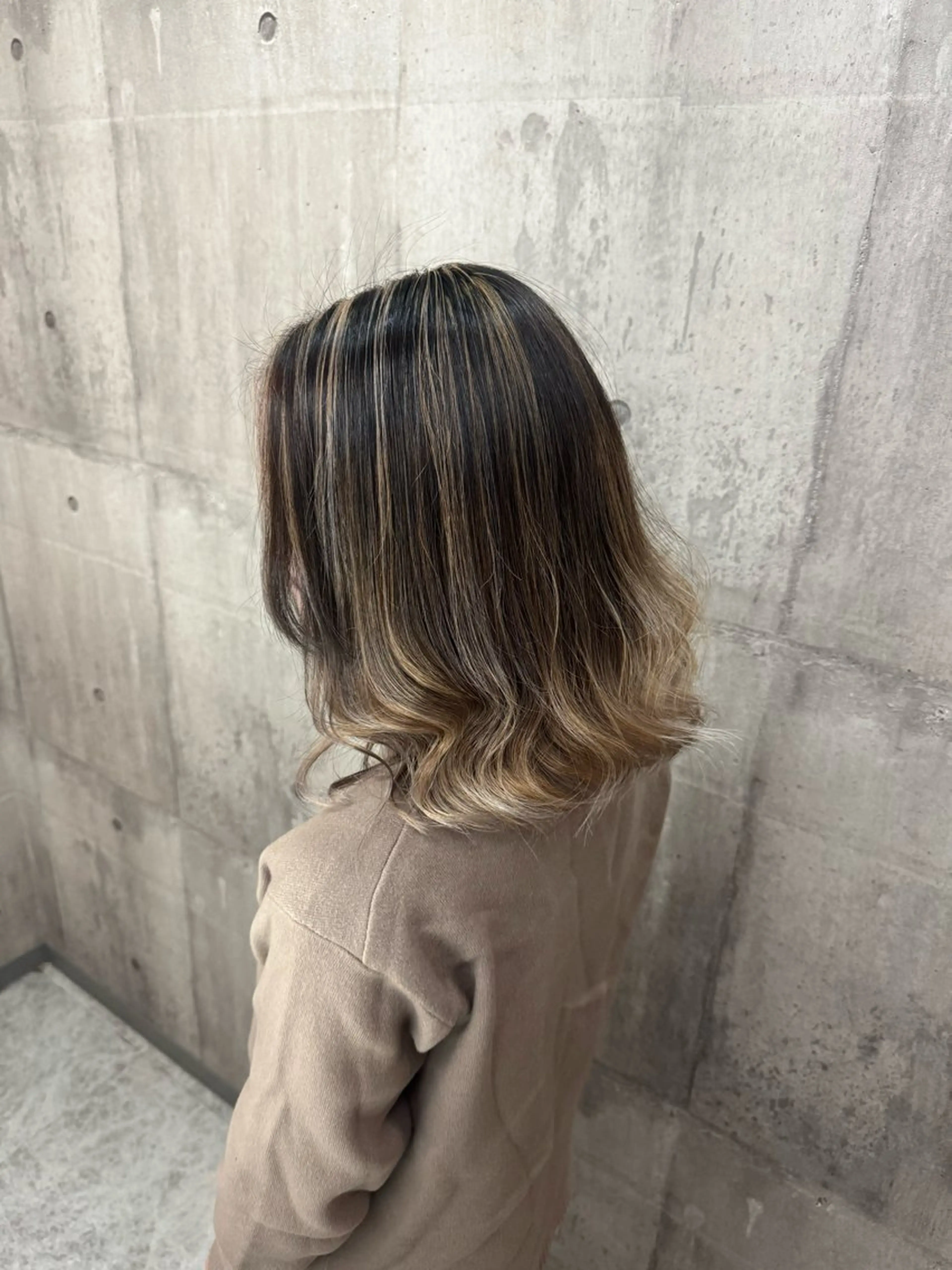 ミディアム ﾊｲﾗｲﾄ/ﾚｲﾔｰ ｶｯﾄ/大嶽謙のヘアスタイル