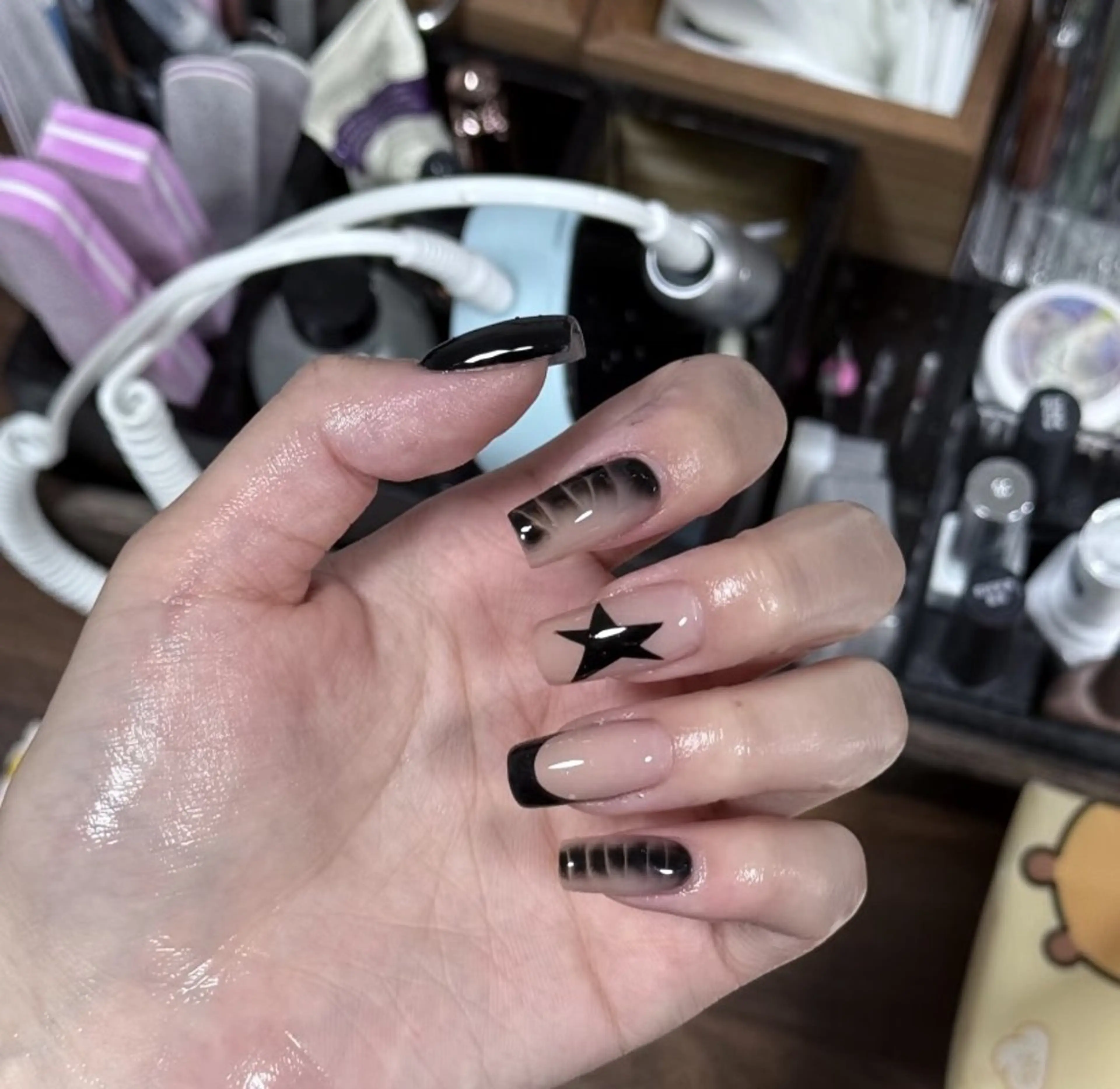 ネイル チークネイル フレンチネイル ジェルネイル ガーリー キラキラネイル ハンドネイル UM Nail Salonのネイルデザイン