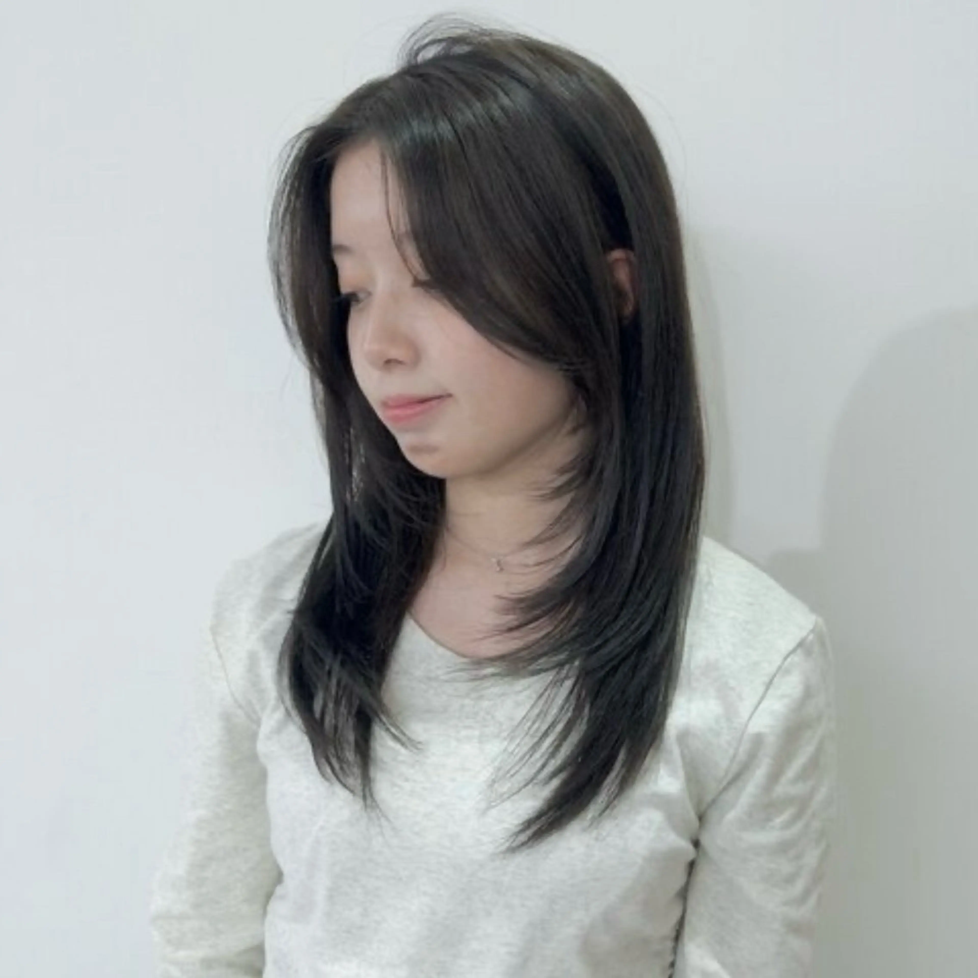 セミロング カット 松川ヒナ｜韓国レイヤ /耳つぼジュエリーのヘアスタイル