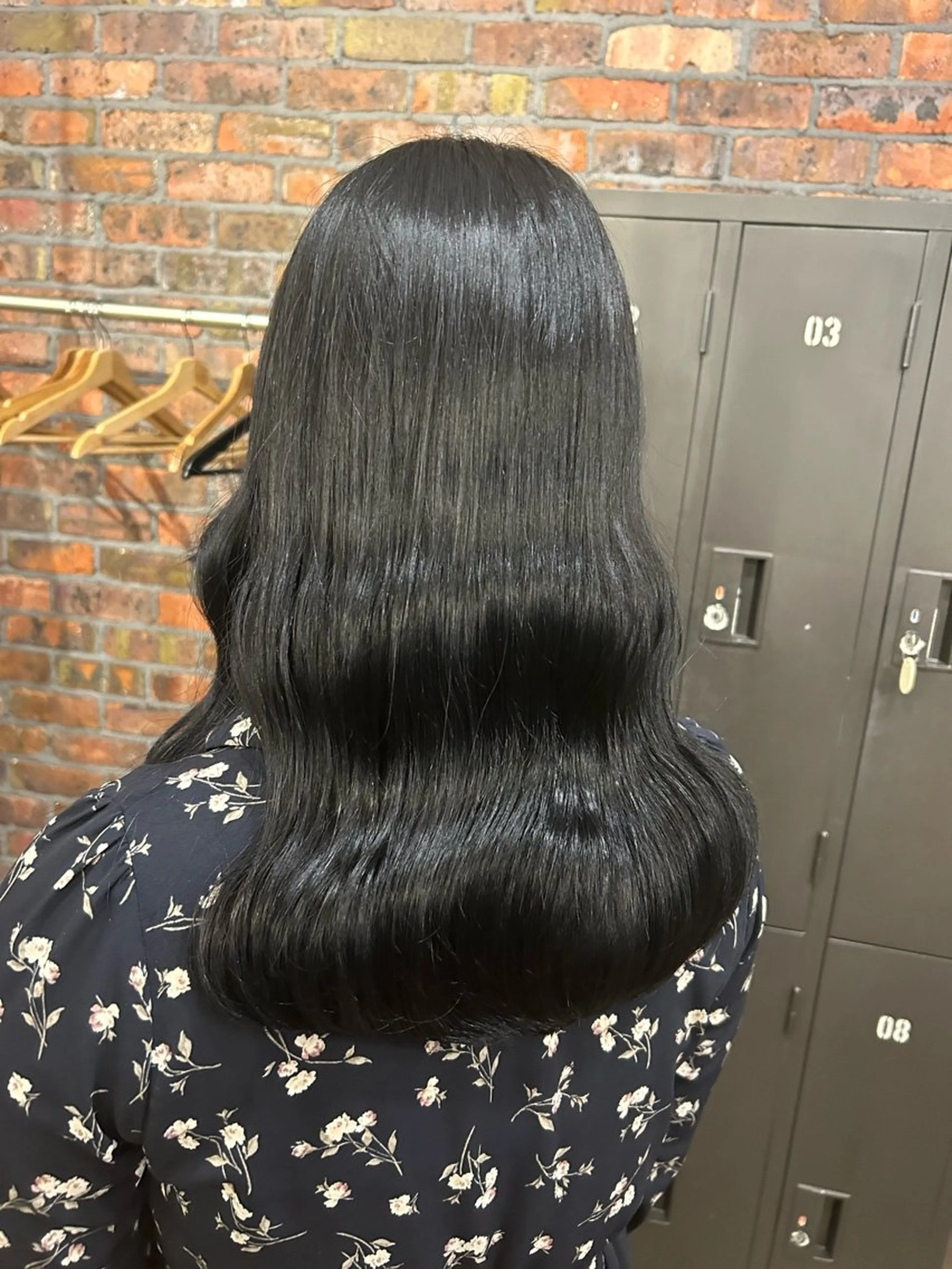 ミディアム カラー 黒髪 ブルーカラー ブルーブラック カット ヘアカラー the BRIDGE 加藤みのりのヘアスタイル