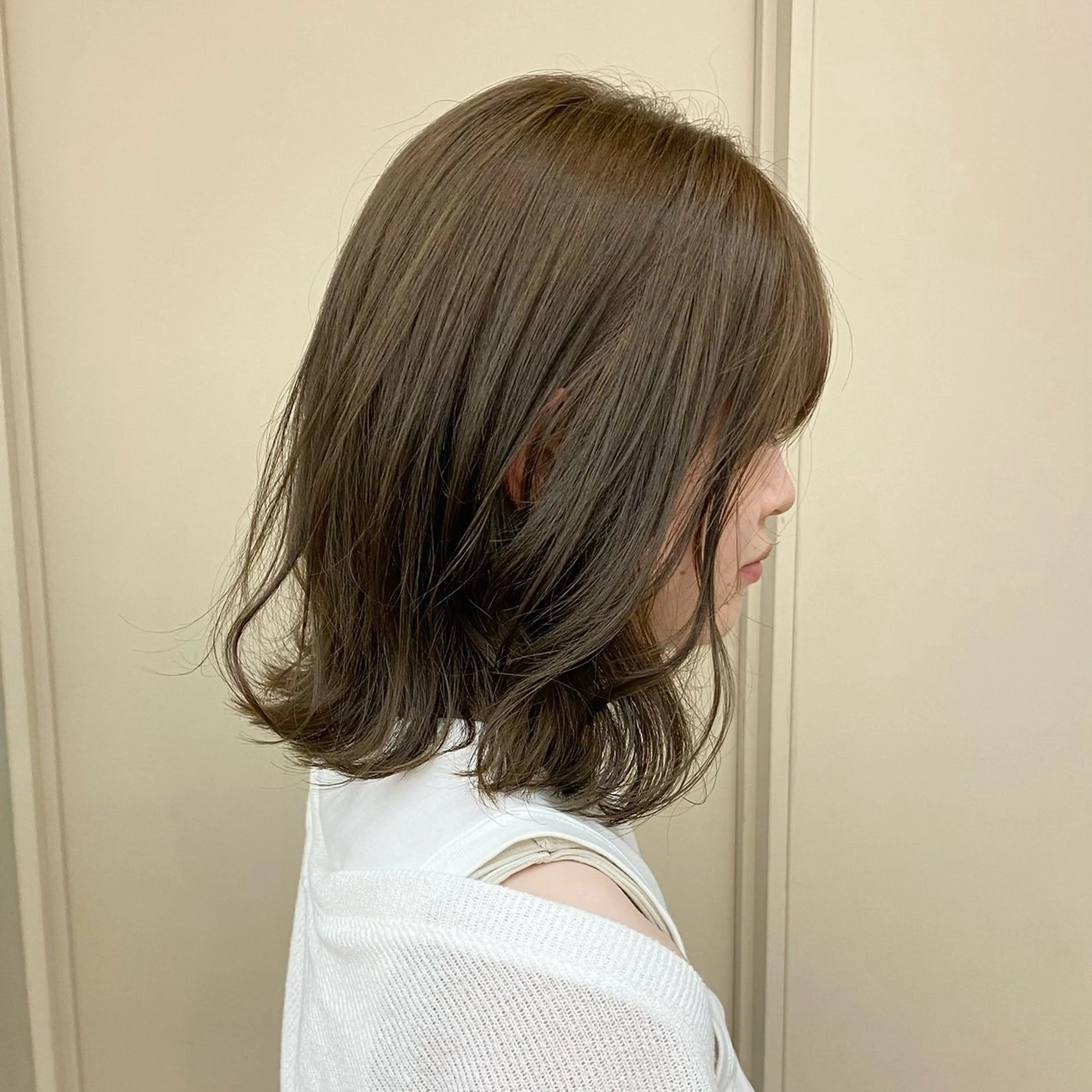 ミディアム カラー ベージュカラー ブリーチ 透明感カラー ダブルカラー ブリーチなしカラー 伊藤朱音/栄/ レイヤーカットのヘアスタイル