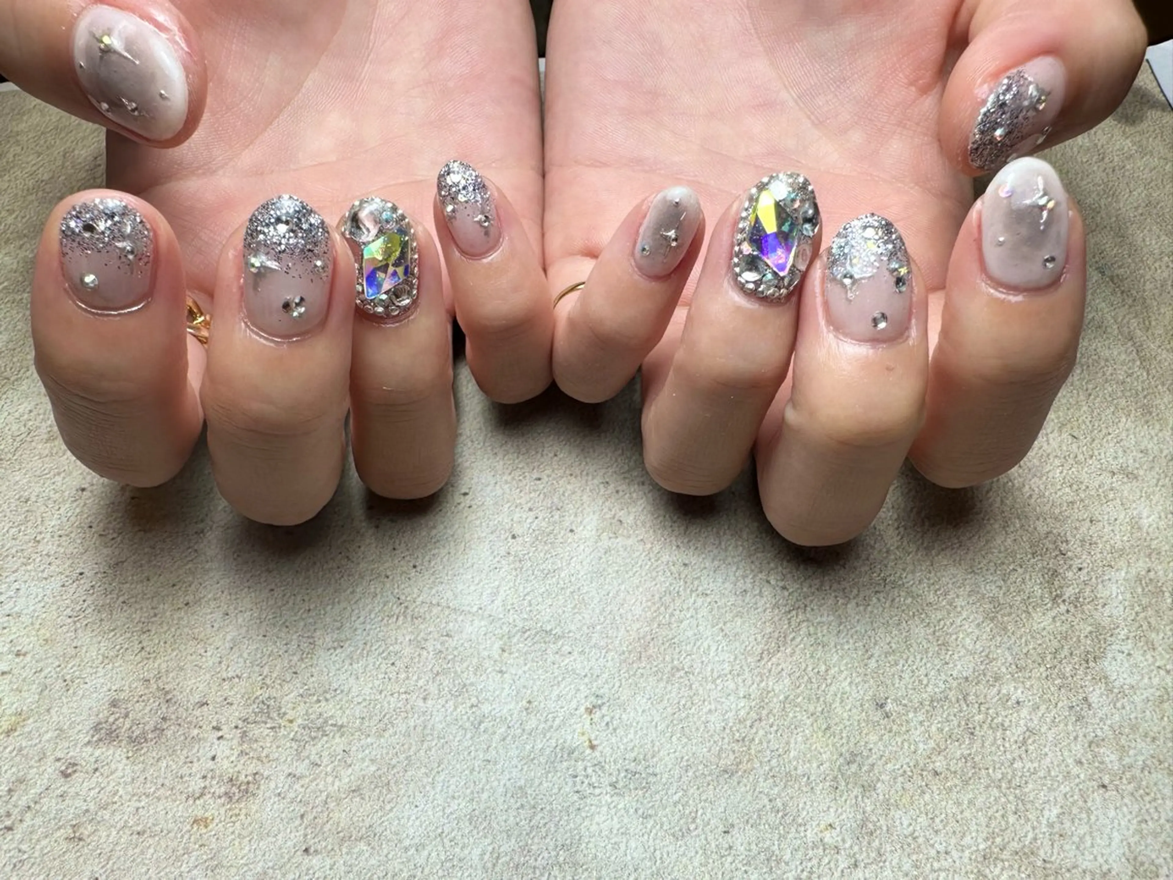 ネイル キラキラネイル ストーンネイル nailroom Anmie.のネイルデザイン