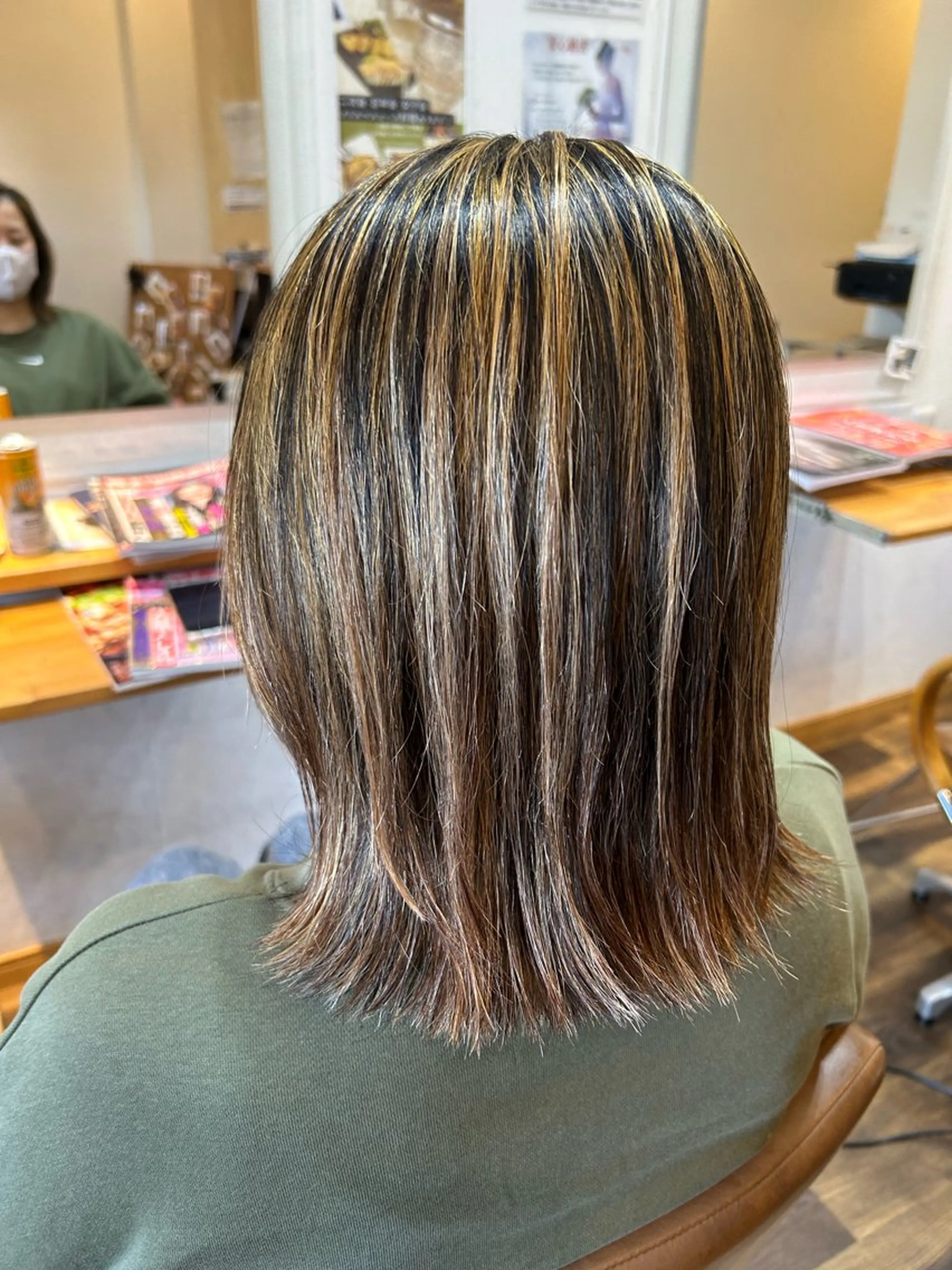 ミディアム カラー 石川 奈緒子のヘアスタイル