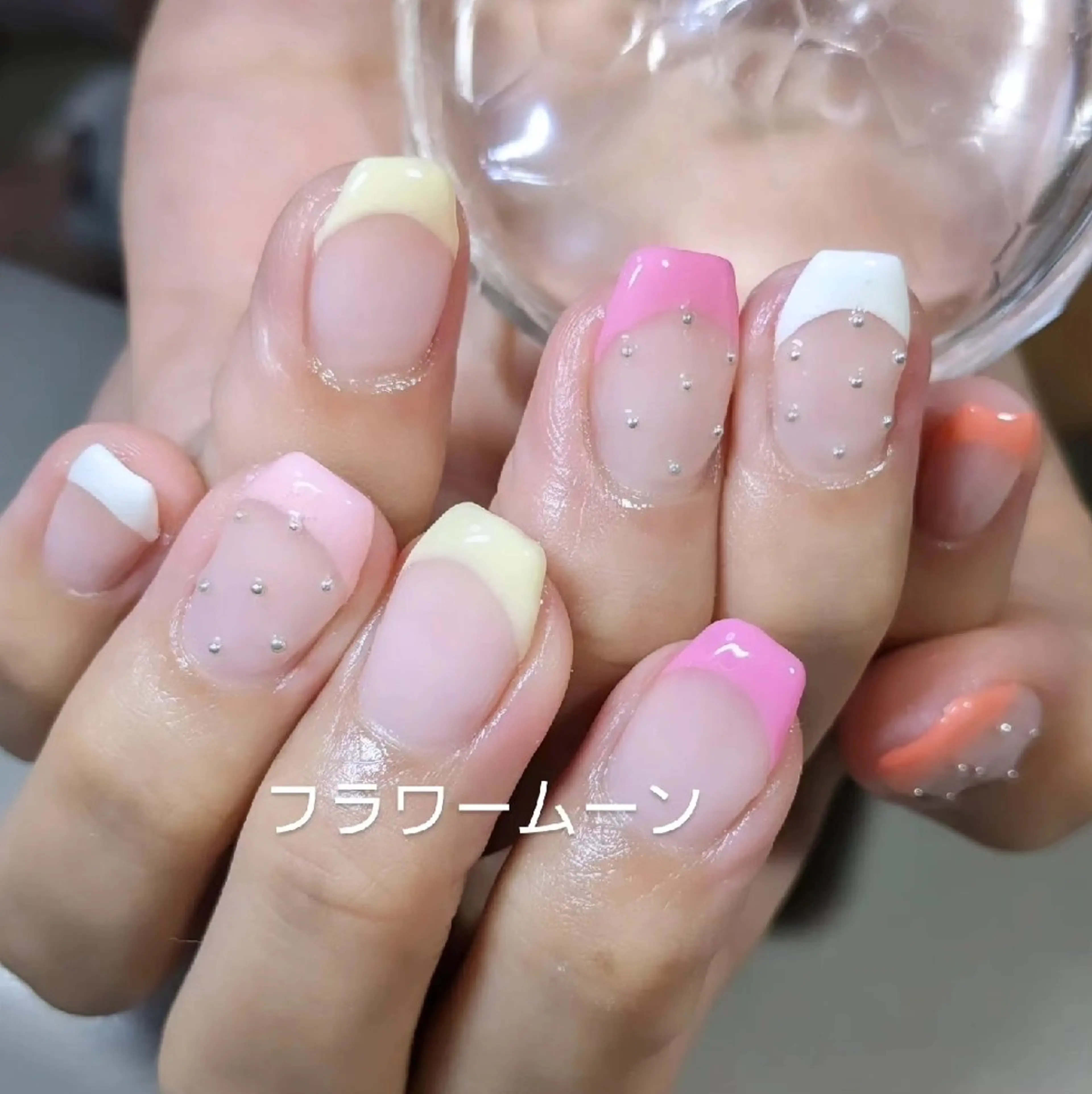 ネイル フレンチネイル フラワー ムーンのネイルデザイン