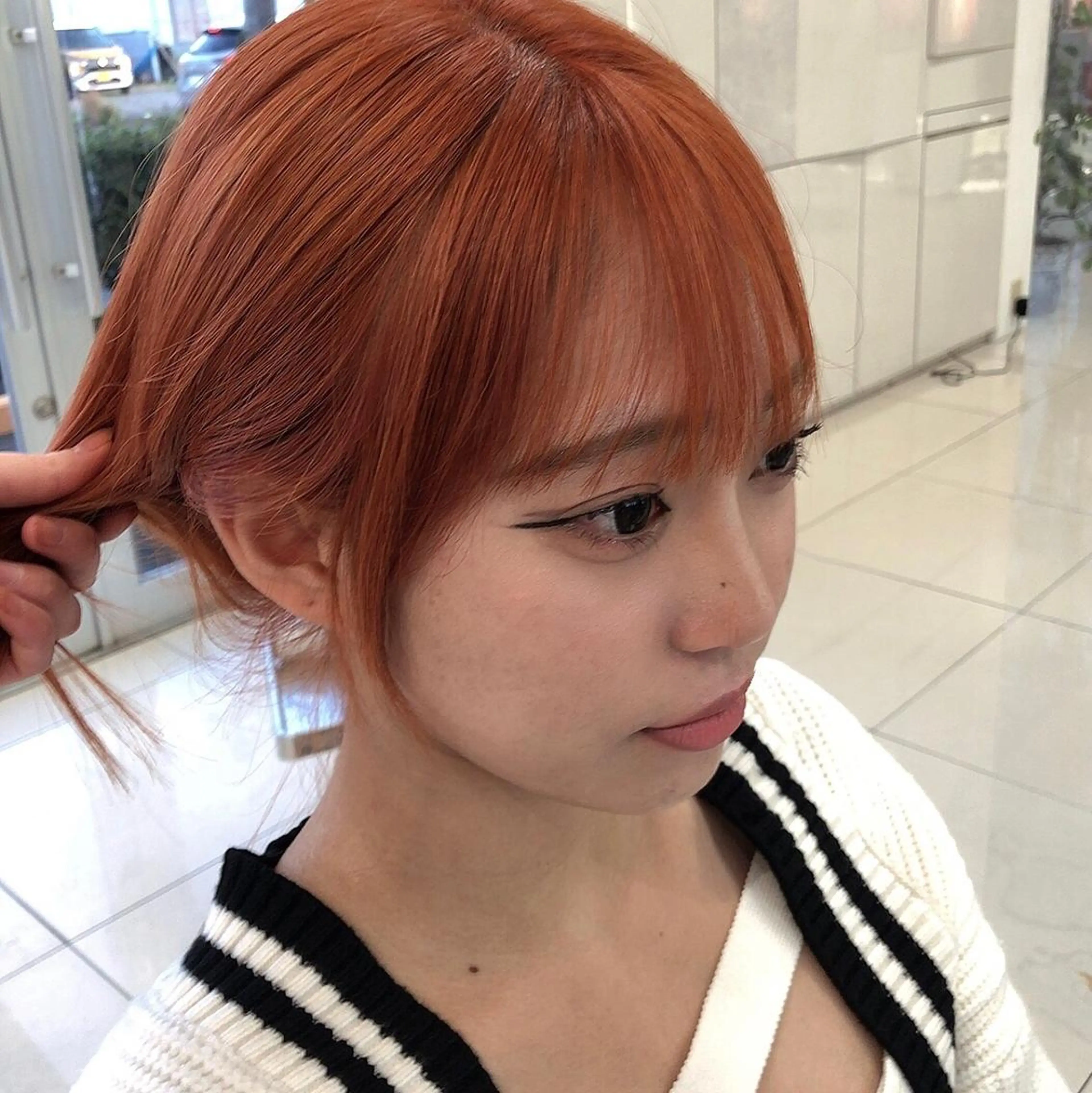 セミロング 岩戸優奈 束感まつげ ピンク/ベージュのヘアスタイル