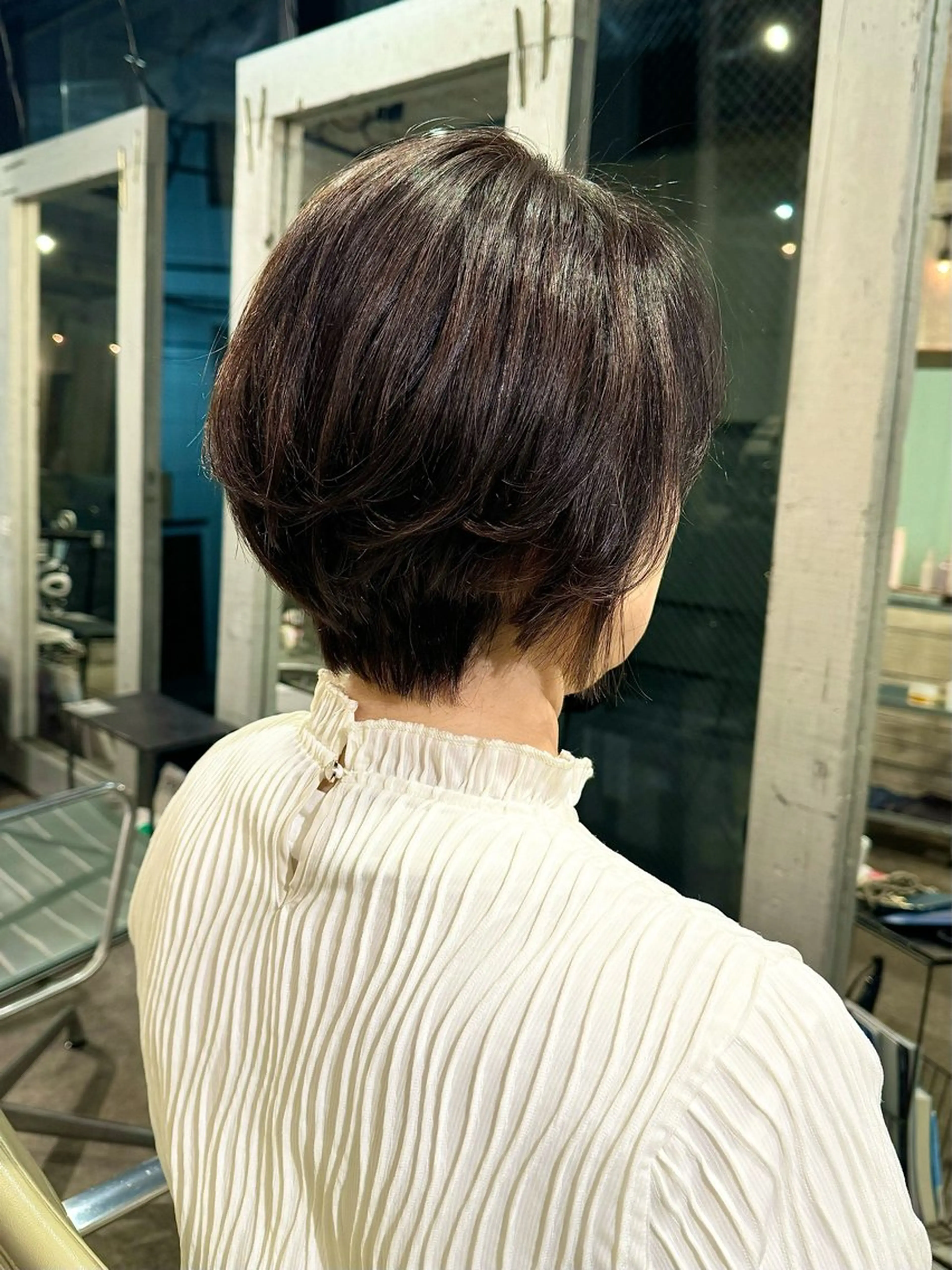 ショート ブリーチカラー/ブロ ンドレイヤーカットのヘアスタイル