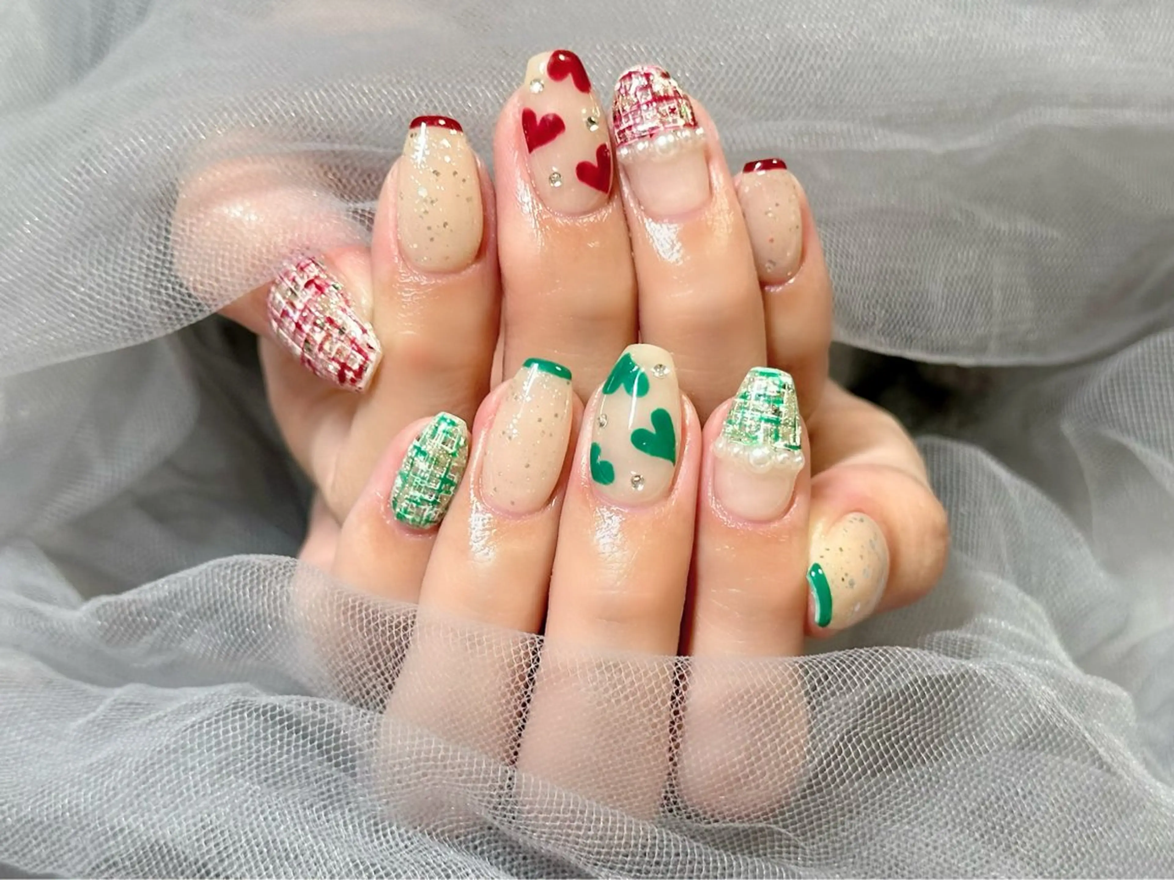 ネイル グリーン 赤色 ハンドネイル Nail Salon KURELLYのネイルデザイン