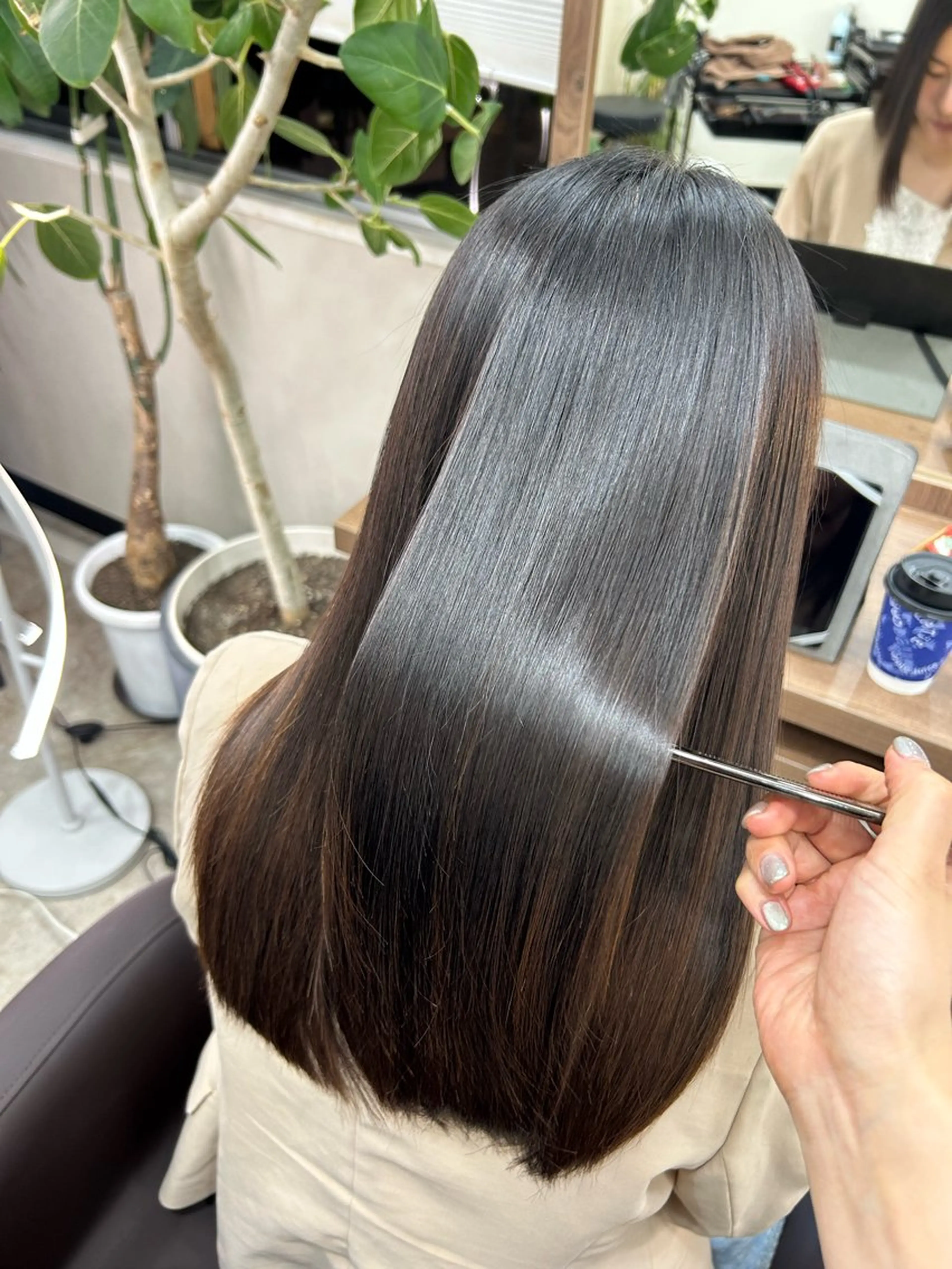 セミロング 倖紫✨ONEカラー 髪質改善🫧のヘアスタイル