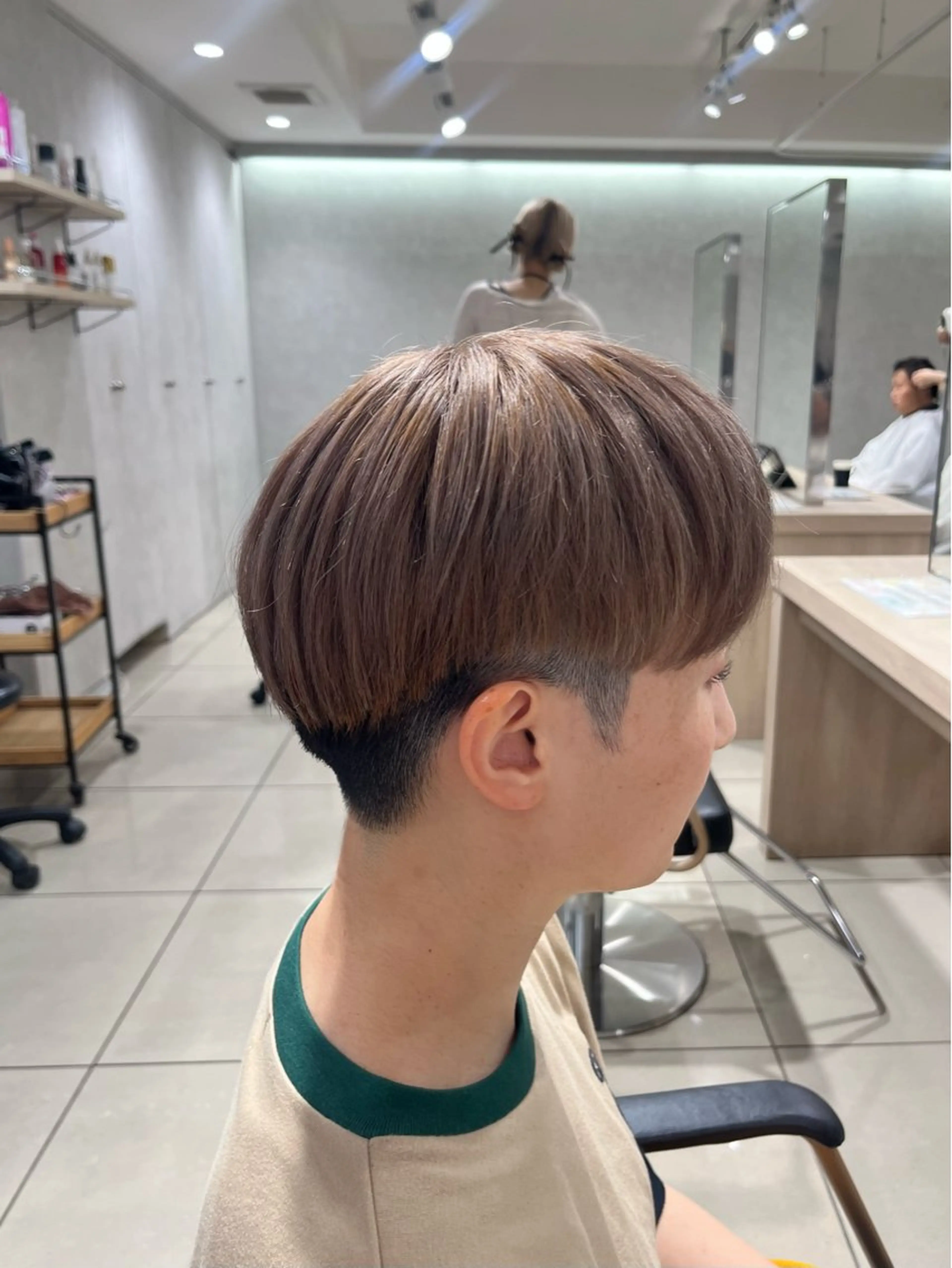 ショート カラー ベージュカラー ブリーチ ミルクティーベージュ カット ヘアカラー 巖本 真希のヘアスタイル